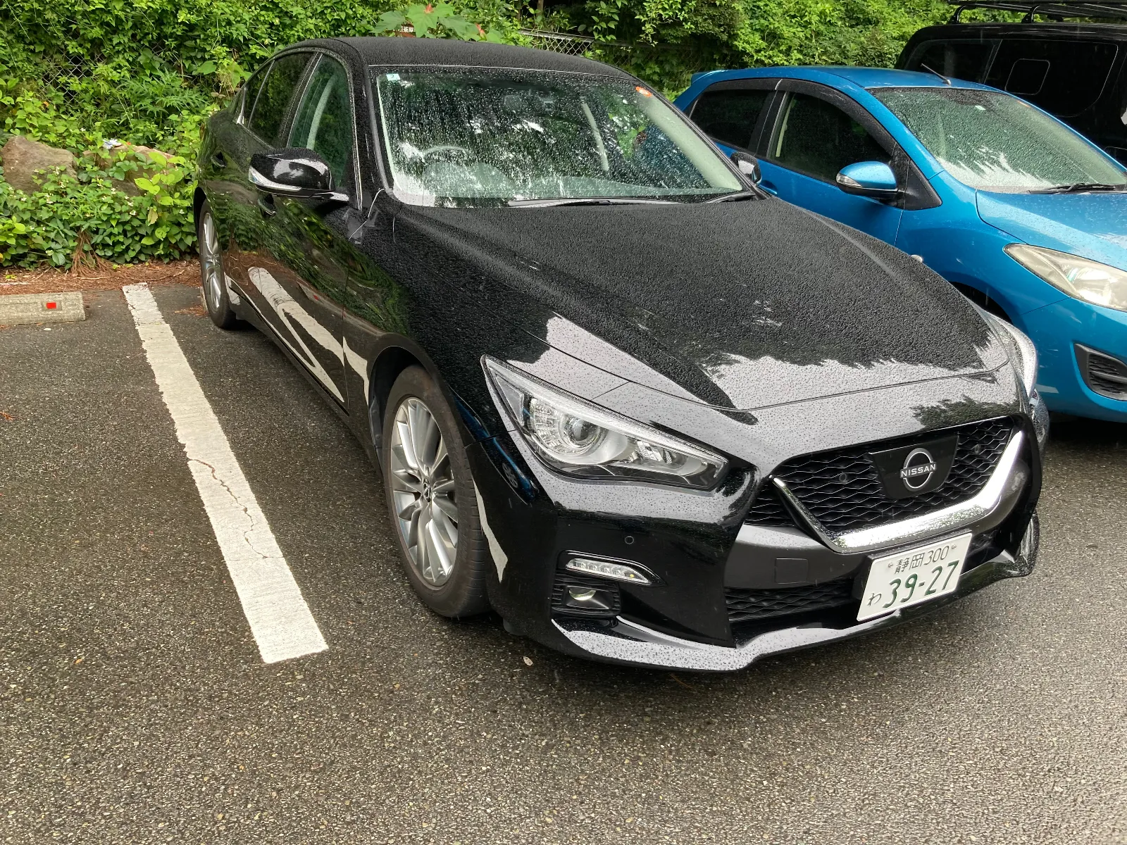 スカイラインRV37.我が家の相棒が、妻の勤務地駐車場にて擦られて負傷し、修理に入ってしまいました。代わりに来た代車が同型ブラックのレンタカーです。1か月くらい付き合う事になりました。
来た早々に鳥のフンの洗練があり、かわいそうなため洗車したところ、全く水を弾かない。塗装面に精気がない。コーティングやワックスのかかった形跡がまったくない。
レンタカーの運命的な姿を見て、あまりにも可愛そう過ぎて固形ワックスがけしました。

ワックスがけも滑りにくい塗装面に苦戦しましたが、ひと通りのワックス処理し、内部拭き取りを完了して同型車に敬意を払いました。
おかげで塗装面の油分補給により、本日の雨の中でも気持ち良く水弾きして、改めてワンオーナーの車への愛情の高さが車を長持ちさせるキーボイントである意味を考えました。