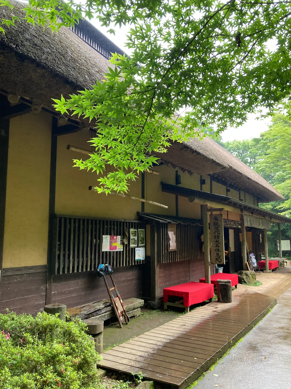 茅葺き屋根に入って土間のたたきに。江戸時代がすぐそこにあるように感じて、囲炉裏の炎と煙がタイムスリップを誘いました。