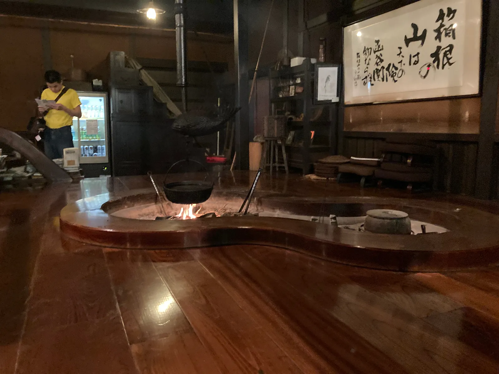囲炉裏の端でこんにゃくや、餅を食して、しばし大黒柱や小屋裏のススに目をやり、雨降りの当時のここの有り難みは、一杯の甘酒で蘇る感じでした。箱根の山は天下の剣。ですから。
雨降りの街道を行き交う江戸時代の人たちの話声が聞こえて来そうな気がしました。