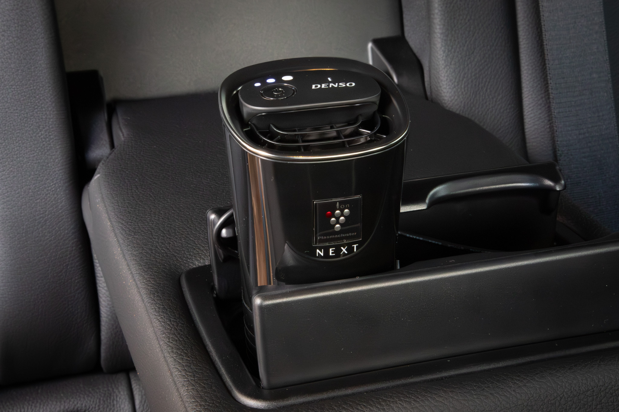 DENSO 車載用プラズマクラスターイオン発生機NEXTで車内のニオイ対策で