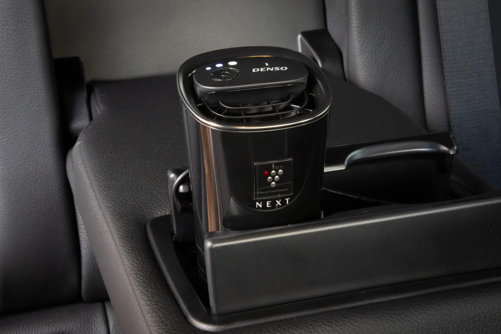 DENSO 車載用プラズマクラスターイオン発生機NEXTで車内のニオイ対策で