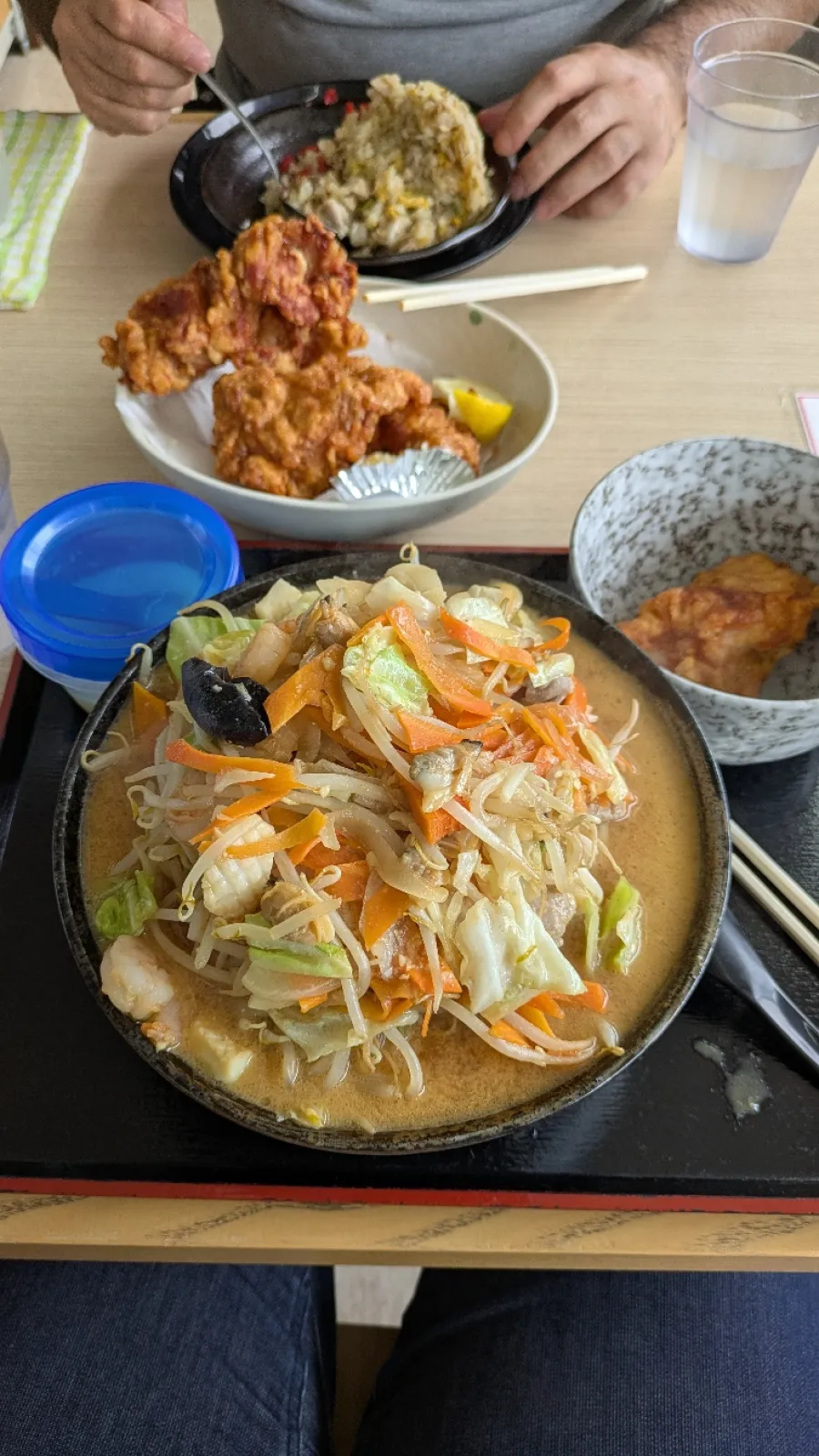私は野菜たっぷり海鮮みそちゃんぽん風ラーメン。注文した時に「かなりたっぷりですが大丈夫ですか？」と念をおされた🤣大丈夫です😊と言った手前、残さず必死で食べました
あと、２人でシェアした拳大の唐揚げ4個