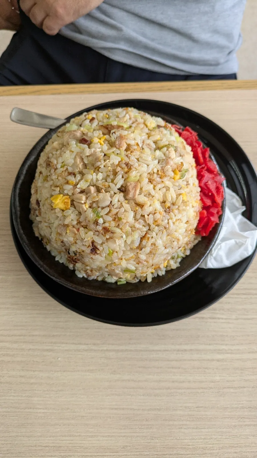 うちの人が食べた１キロあるチャーハン
コレがミニチャーハンと言う🤣