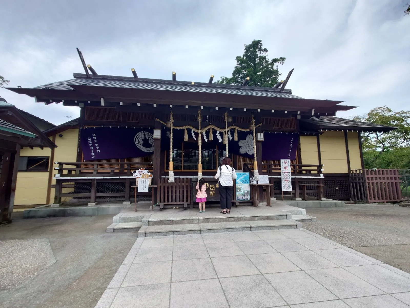 桜岡大神宮の拝殿です。
左手側に社務所があります。