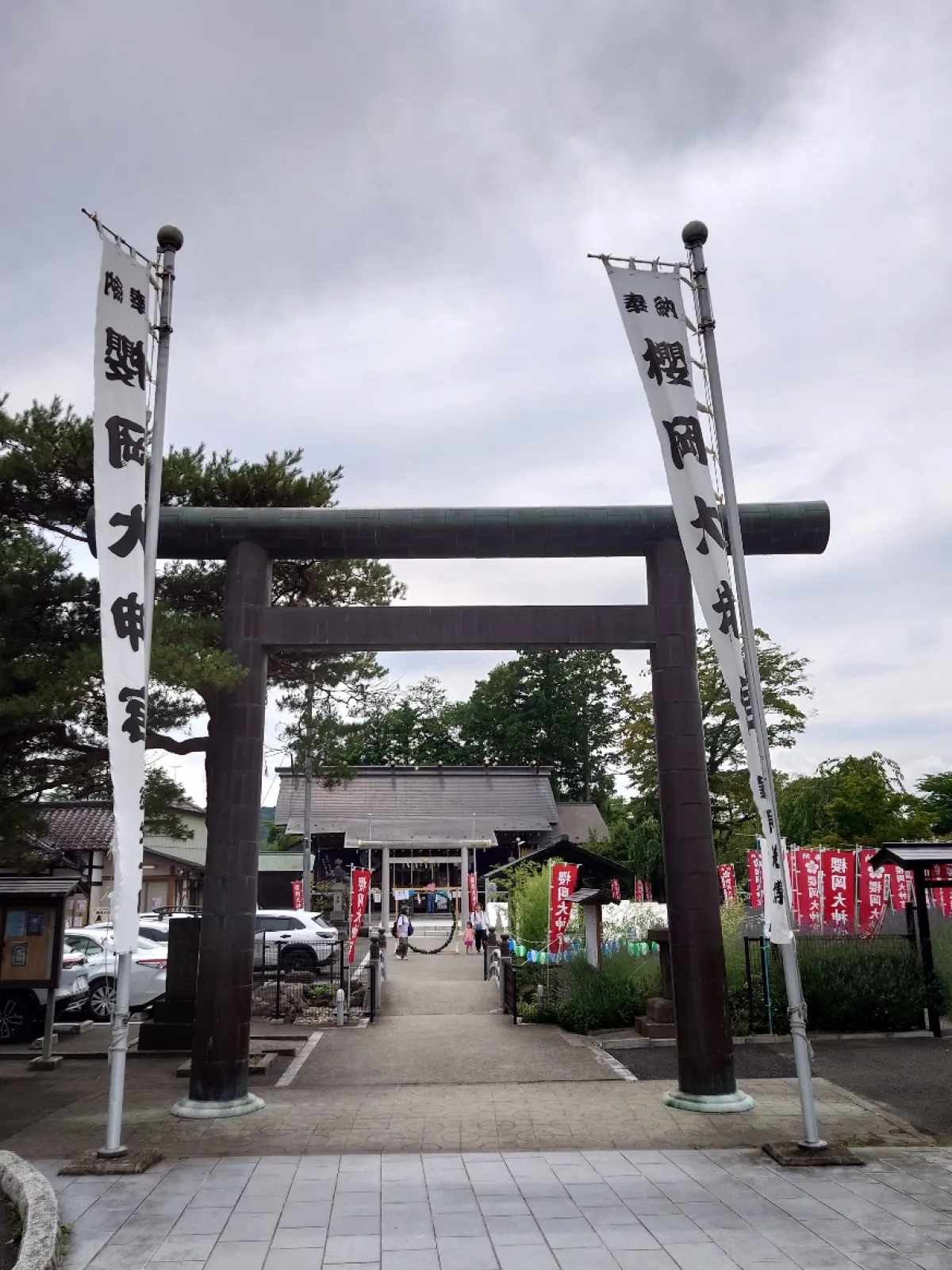 仙台市の西公園にある神社「桜岡大神宮」です。
国道４８号線側からはいれる駐車場があります。