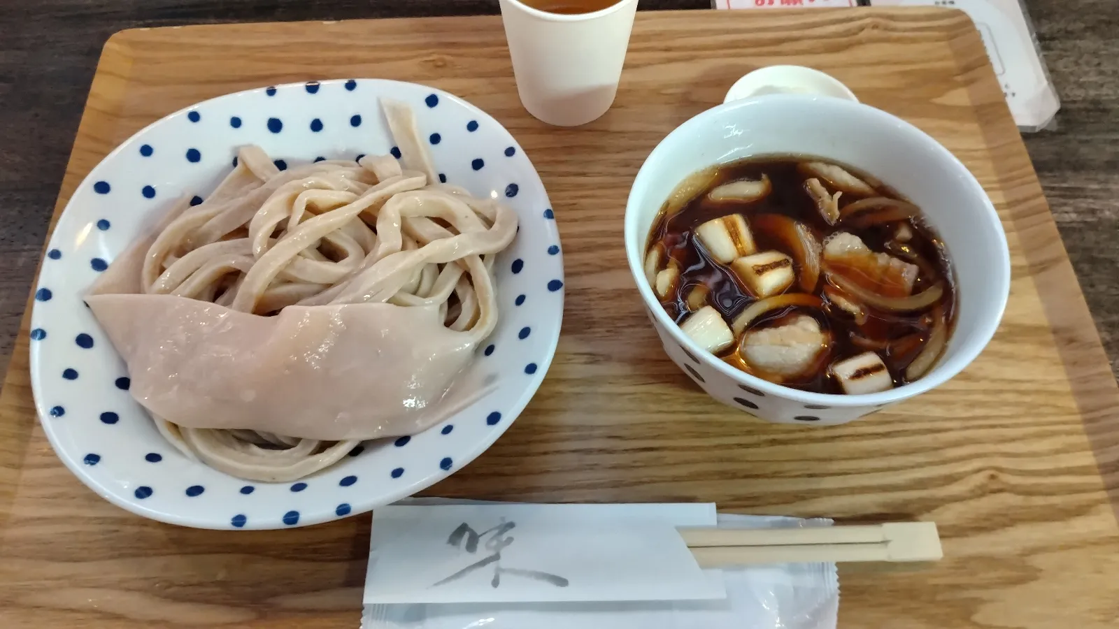 埼玉でも一、二を争うゴワゴワ・ワシワシの剛麺です。
カエシの強いツユがこの剛なる麺に挑み、口の中で壮絶なプロレスが展開されます。