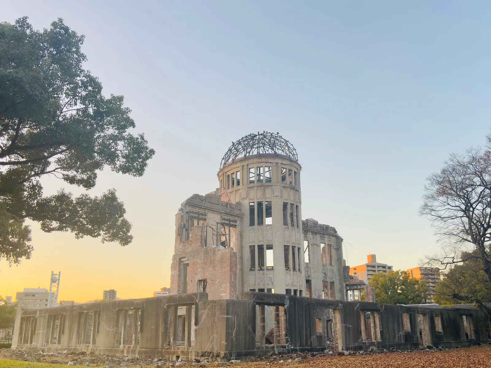 もともとは広島県の様々な物産を展示するため広島県物産陳列館として開館され、戦時中から原爆投下時までは広島県産業奨励館と呼ばれていた。国の特別史跡に指定されている。
ユネスコの世界遺産（文化遺産）に登録されており、広島市への原子爆弾投下による惨状、平和を訴える記念碑として、負の世界遺産の一つとされている。
個人的には、一度は直接見るべきだと思います。
【広島平和記念資料館 / Hiroshima Peace Memorial Museum】
https://hpmmuseum.jp/