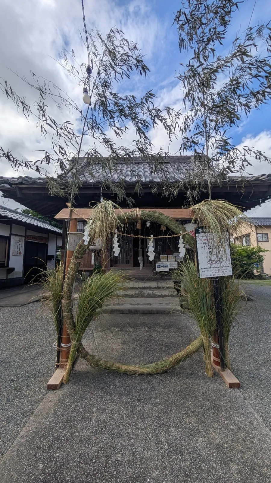 たまたま通ったときに発見した神社です。
大きくない神社でしたが、地域に愛されてるのがわかるとこ。
茅の輪くぐりが終わったあとだったようで、残り半年の無病息災を願ってくぐってきました。