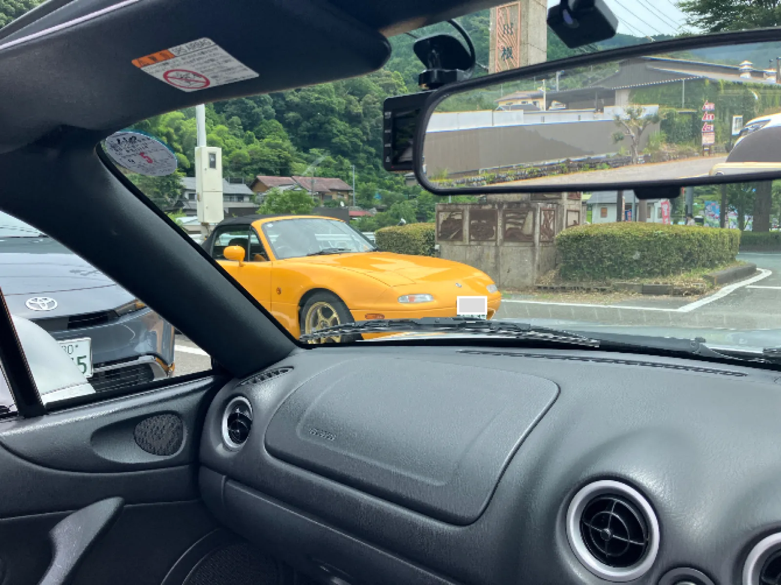 帰りにNAがいました。
昨晩のNHK新プロジェクトxを楽しく拝見したのですが、素晴らしい車です。
もちろんNBが私のお気に入り。NAより安定感があると思っています。ベストハンドリング賞を受賞した車です。もう一台のNDは、最新といいながらすでに11年が経過していますが、限定回帰の最新の安定感と楽しさ美しさは変わりません。

気温が高くなり始めて、オープンタイムは朝晩、夜間の限定になります。多分、今日まであたりでしょう。

ロードスターは人生を変える力を持つ車です。
NHKの番組プロジェクトＸは、まだまだ、魅力の一部しか紹介できていなかったですが、オーナーはその奥深さに魅せられています。

人生に一度は乗ってみてほしいと、私も紹介します。

ではまた。