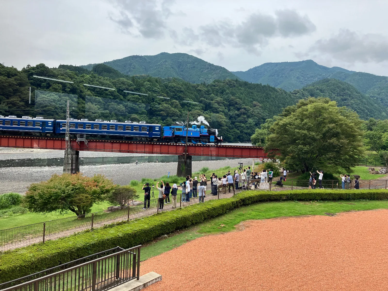 トーマスにみなさん挨拶！