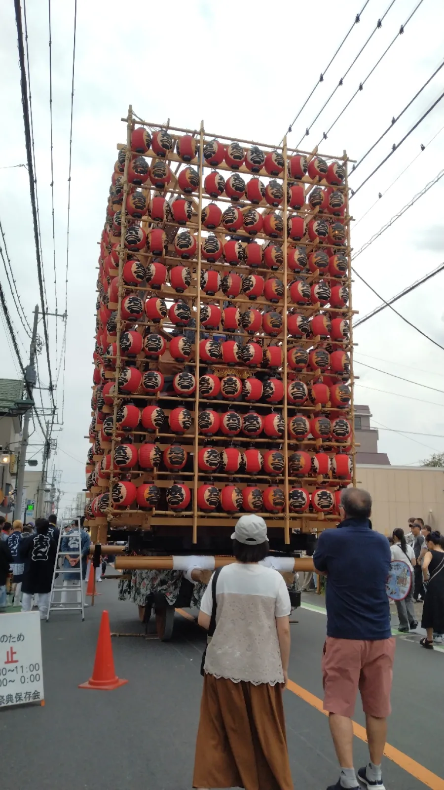 400個もの提灯を付けた大きな山車が街を練り進みます。