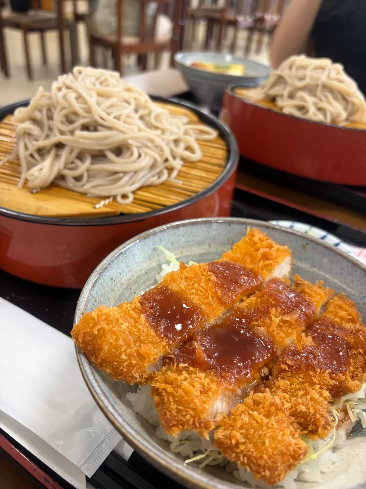 そばだけ食べるつもりが、ソースカツ丼の誘惑に勝てなかった…