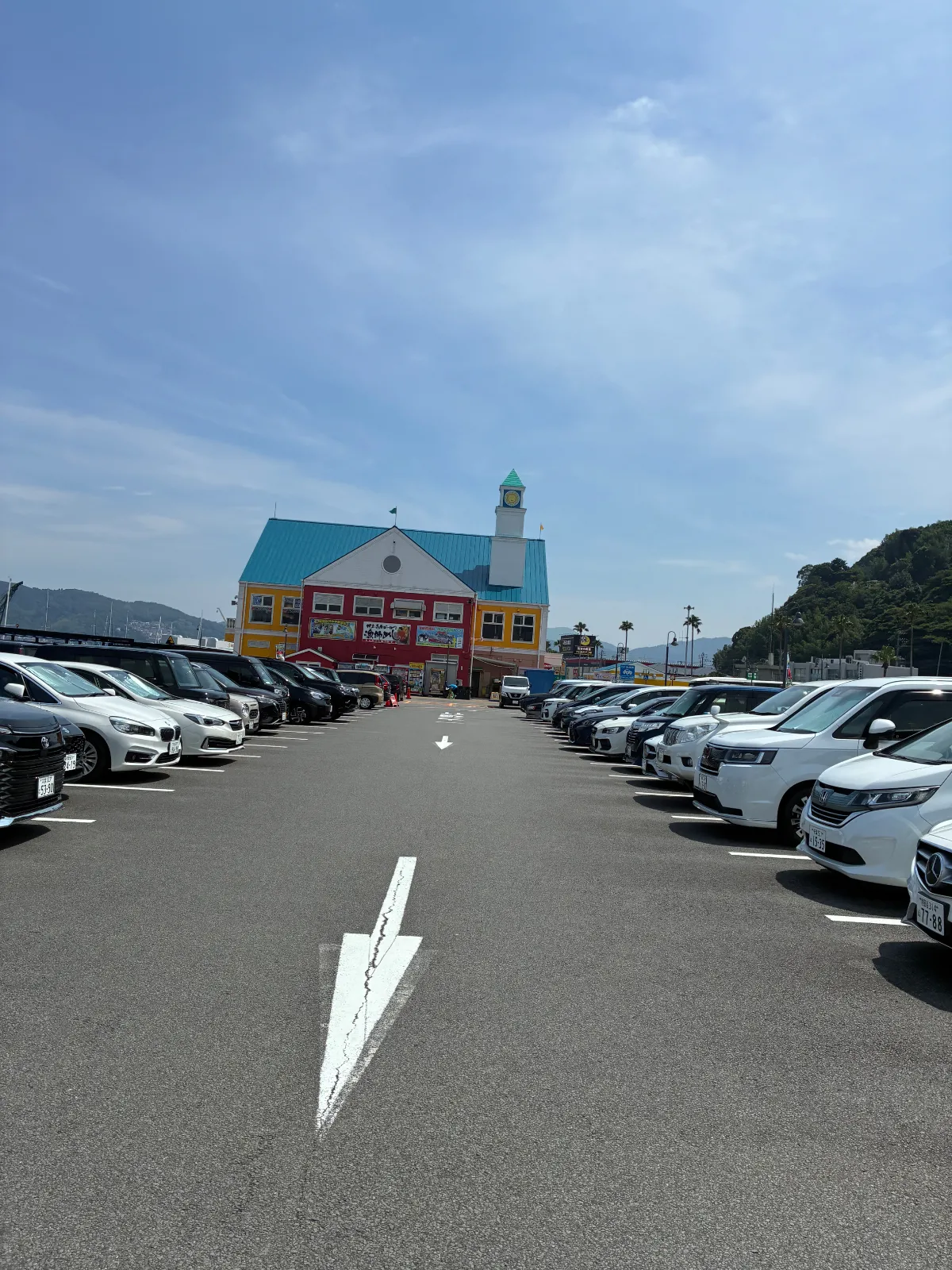 年に2回ほど伊豆へ来ていますが、最終目的地が下田方面のため、ここはいつも通過していました。帰りも赤沢温泉などへ立ち寄ることが多く、なかなか寄る機会がありませんでした。以前、バイク仲間と大勢で来たことはありましたが、ここ数年は久しぶりの利用です。

今回は平日に訪れましたが、駐車場はかなり混雑していました。時間帯によっては満車に近い状態で、お昼どきや休日は駐車するだけでも大変かもしれません。

施設内にはお土産店が多く、お土産を探す目的で立ち寄るには楽しめると思います。品ぞろえも比較的豊富でした。

飲食店もいろいろありますが、個人的には「ぜひまた食べたい」と思うほどのお店には出会えませんでした。観光地ということもあり、価格設定は全体的にやや高めで、お店によって値段の差もかなりある印象です。インバウンド需要の影響もあるのかもしれません。

総合的には、食事をメインに訪れるというよりは、休憩や買い物、お土産探しを目的に立ち寄る施設という印象でした。伊豆旅行の途中でひと休みする場所としては利用しやすいと思います。