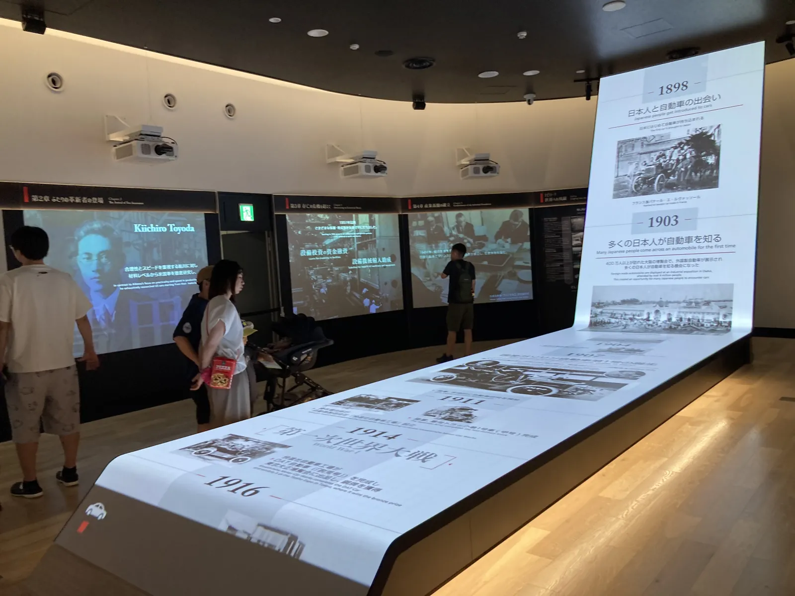 自動車産業、100年の歴史が新しく展示されているブースがあり。しっかり見て来ました。博物館には2時間半くらいいましたが、半分はここを見ていました。100年に一度の大変革の話しがその裏にあることを暗に伝えていると思いました。NHKスペシャルでトヨタカローラの生き残りをかけたトヨタの開発部門の番組を昨晩だったか拝見したのですが、危機感が非常に伝わりました。トヨタか沈むと日本が沈む。
確かにそうです。日本にとっての自動車産業は、経済の基幹となってる今、沈むことは許されない。正にその通りの圧力さを感じました。
夢より現実。生き抜くために。電動化の、自動化の、AIの箱化に何か違和感を感じてしまいました。資本主義の行き止まりがある。
人の生きたい目的に、愉しさはすでに置いてかれた感がありました。