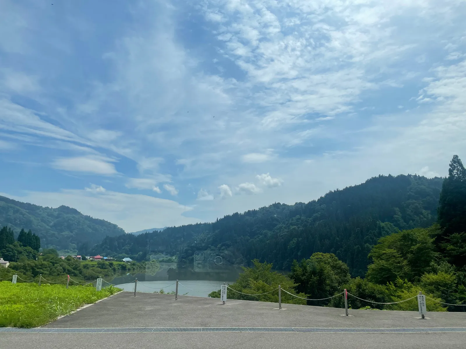 ここの景色が良すぎて、なめらかな木の椅子に座ってコーヒーを飲むことが好き！
落ち着いた時間が流れてる…
かねやまの道の駅に来たら、ここも外せない！笑
