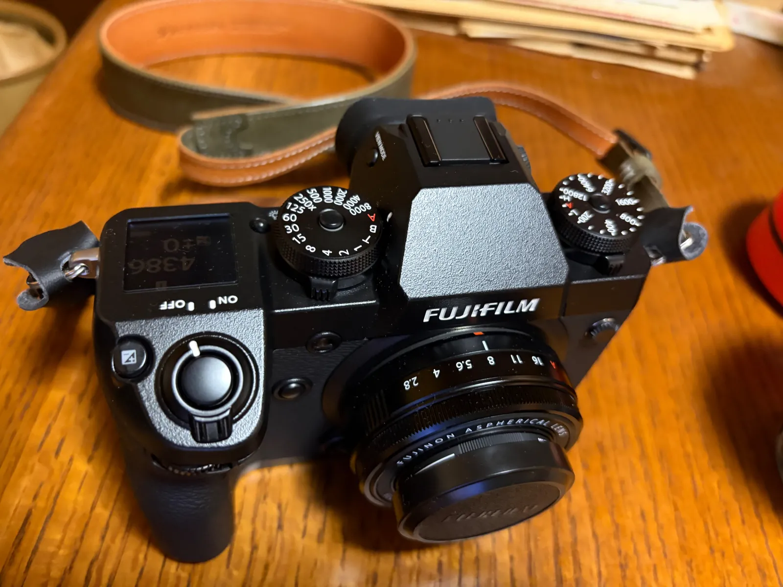写真は、普段使っているカメラ X-H1 をスマホで撮ったものを、サムネイル用に掲載しておきます。

X-H1がどんなカメラかというのは、にしのんさんの以下の記事が詳しいです。
https://note.com/falsita/n/nad4b01996576

私の場合は、グリップや手のひらの握り具合とか、フェザータッチシャッターボタンとか、レンズをつけた場合の重さのバランスとか、そういう感覚的な具合が気に入っていて、性能で選んだというよりはも手に馴染む感覚的な面で使い続けています。
後継で現行機のX-H2では、これらの感覚的な部分が微妙に変わってコレジャナイ…になってしまいました。残念。

スペック的には新しい機種の方が良いですし、多分、富士フイルムより他社の方が上でしょう。
また、富士フイルムらしいクラシックな操作感を重視するなら、X-HシリーズよりX-Tをはじめとする他のシリーズを選ぶのが良いと思います。

私のように感覚的な面を重視したい場合は、レンタルサービスを利用して実際に試してみるのが良いと思います。
昔ながらの中古屋さんだと、ショーウィンドウから出してくれて、実際に握りを試させてくれたりもしましたが、最近はどうなんでしょうか。

近年、フロントヘビーなレンズが増えたので、構えた際の重量バランスは結構大事だと思います。