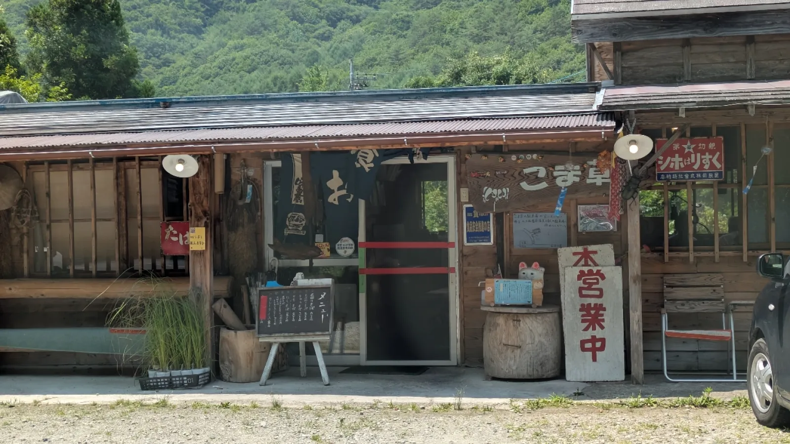 暑すぎて涼しいトコへ逃げながら「盛りそばとミニ天丼セット」を食べてきました。前にオモウマや出川の充電旅でものったお店です。

駐車スペースが1台空いていたのでラッキーと思いよっちゃいました。
そばもすごく美味しかったし、天ぷらもサクサクで、なぜか「揚げ大福」もついてました。それがまた美味しくて笑っちゃう🤣
ただ、決してミニではなかったです…
盛りそばと天丼セットですね
普通の女性なら食べきれないでしょうね

私はもちろん完食しました🥰