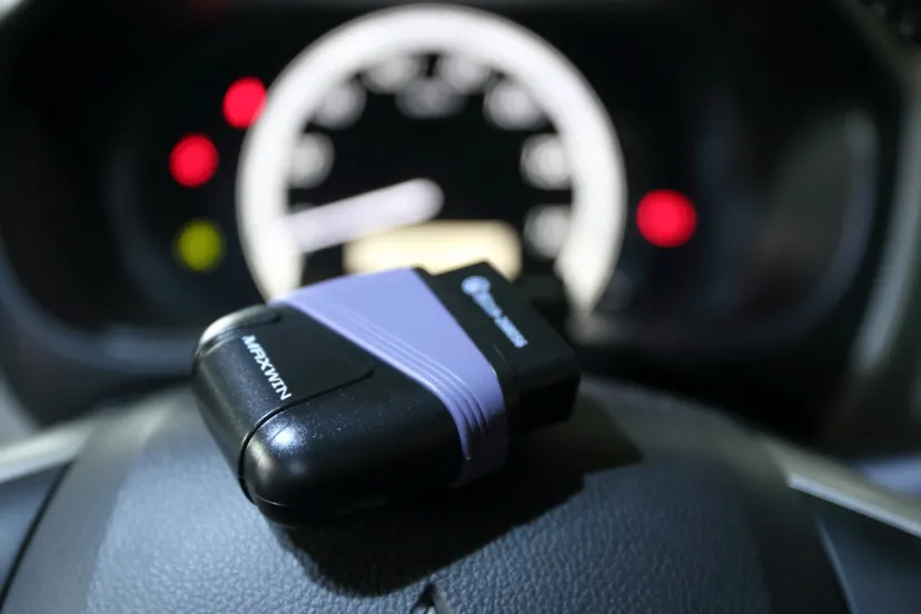 愛車のコンディションもスマホからチェックできる！【エレクトリック・カーライフHOW】OBD2チェッカー編