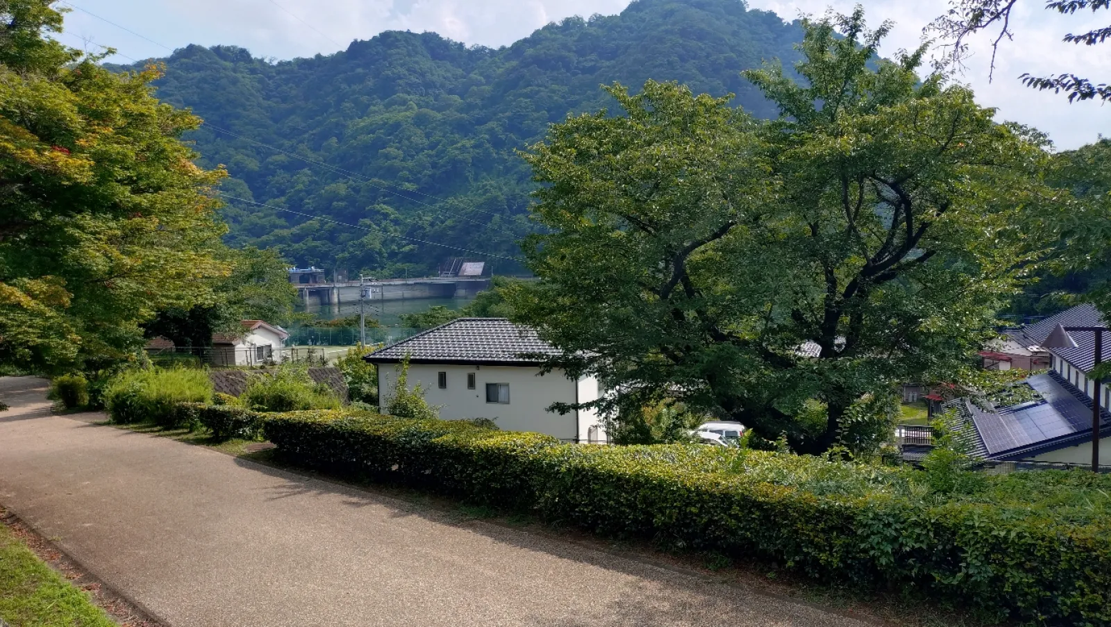 ダム湖畔に降りる道あり