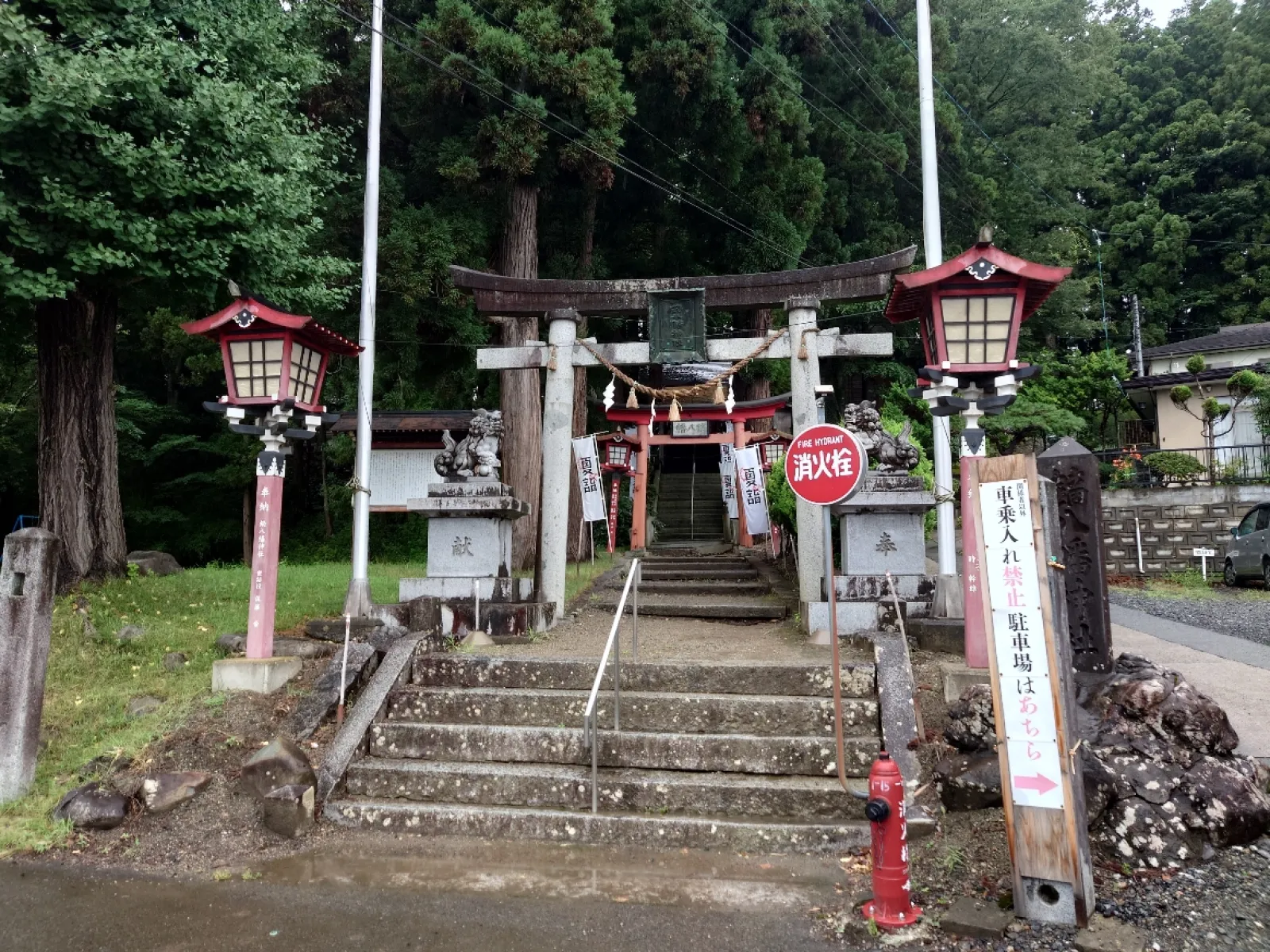 岩手県花巻市東和町にある鏑八幡神社です。
細い路地を通った先にあります。