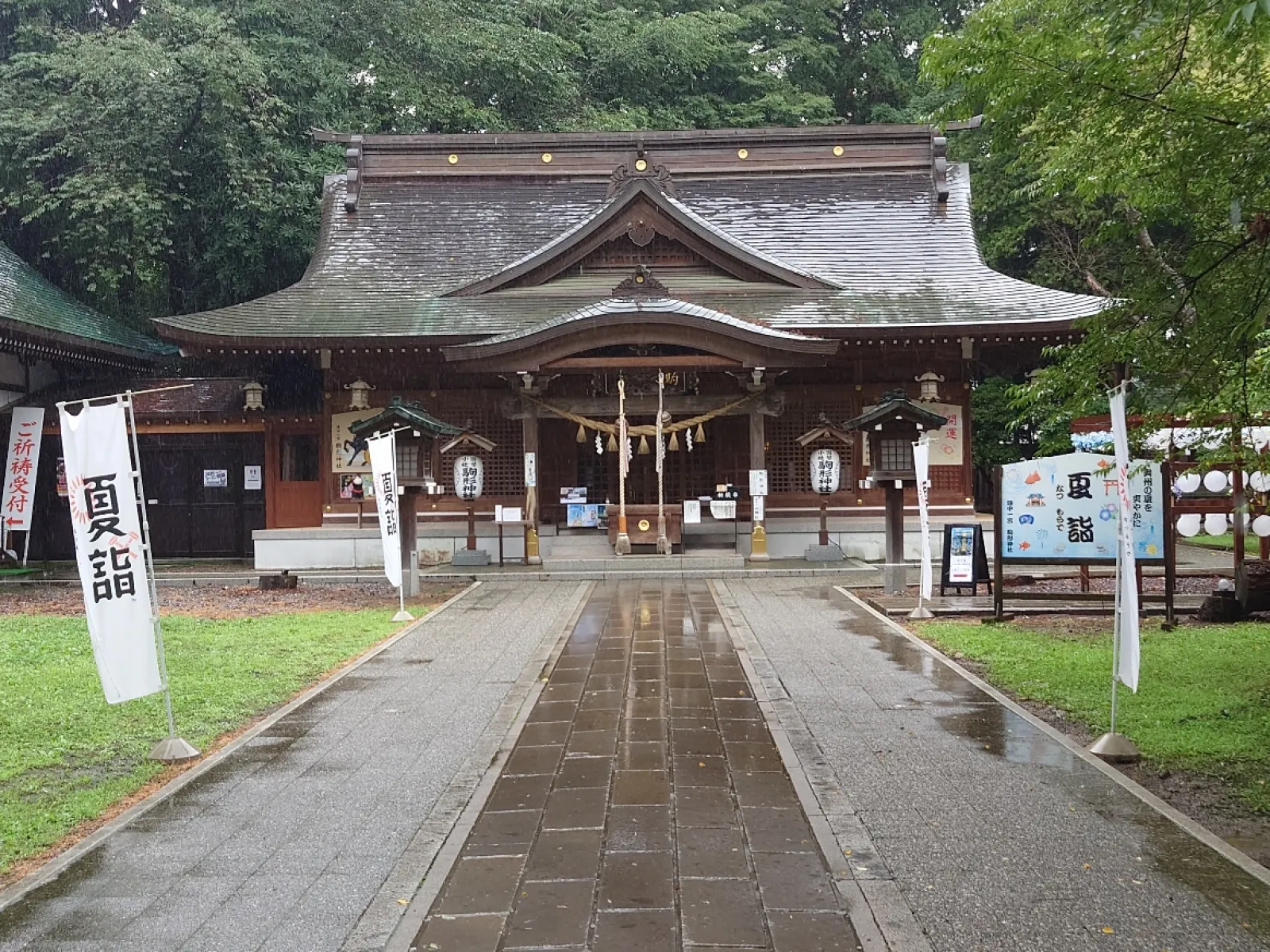 この神社の境内には五つの社があります。
駒形神社の拝殿です。