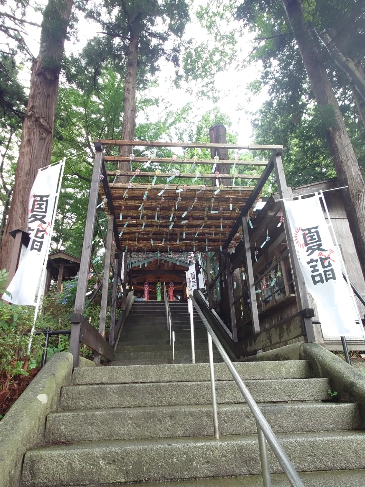 参道の階段を登るとたくさんの風鈴にお出迎えされます。
春は色とりどりの提灯だった。