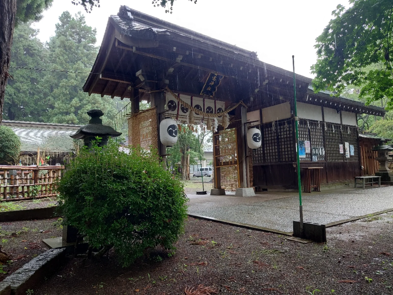 日高神社の山門です。
山門の前に手水場があります。