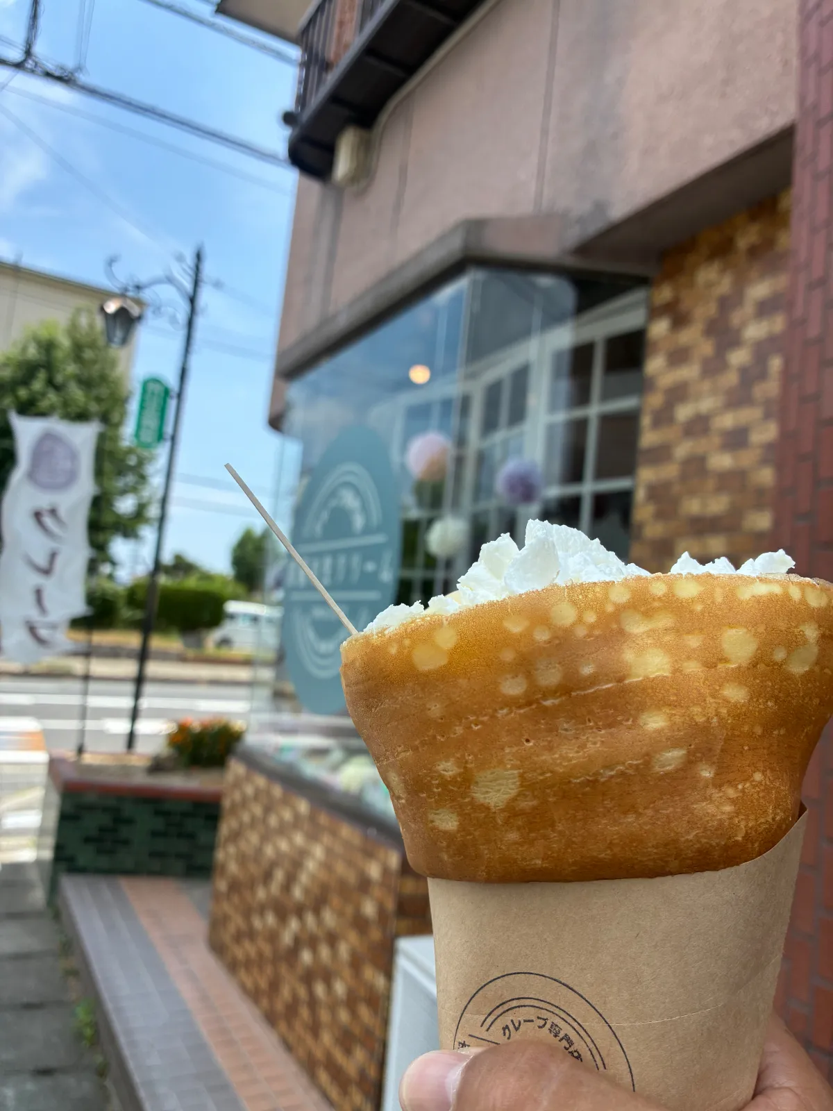 究極の生クリームさんにお邪魔しました。

私は生クリームが大好きで、以前自分のお店をやっていた頃も、生クリームにはかなりこだわっていました。その経験も踏まえると、今回は60点という評価です。

一番気になったのは、生クリームの温度です。この季節にしては少し温度が高く感じました。ディスペンサーを使うのであれば、本体ごとしっかり冷やしておくと、口当たりがかなり変わります。使う直前に氷水で冷やすだけでも、驚くほど冷たい生クリームになります。

夏場は特に、冷たい生クリームとアイスクリームを組み合わせると、さらに魅力が増すと思います。生クリームをアイスクリームのような食感で提供する方法もありますし、泡立ちを少し軽めに仕上げることで、他の素材の味も引き立ちます。生クリーム自体の甘さや主張は少し控えめにして、とにかくしっかり冷やすことが、この時期は一番大切だと感じました。

一方で、接客はとても良かったです。店員さんの対応は終始気持ちが良く、安心して利用できました。

それ以上に高く評価したいのが、お客様から見える厨房の綺麗さです。飲食店をやっていた立場から見ると、この清潔感は本当に素晴らしいです。厨房がここまで綺麗なお店は意外と多くありません。この点は、もっと評価されていいと思います。

価格は850円なので、昼食一食分くらいの金額になります。私は今回、お昼ご飯代わりにいただきました。

これからさらに人気が出て、お客さんが行列を作るようなお店になってくれたら嬉しいですね。