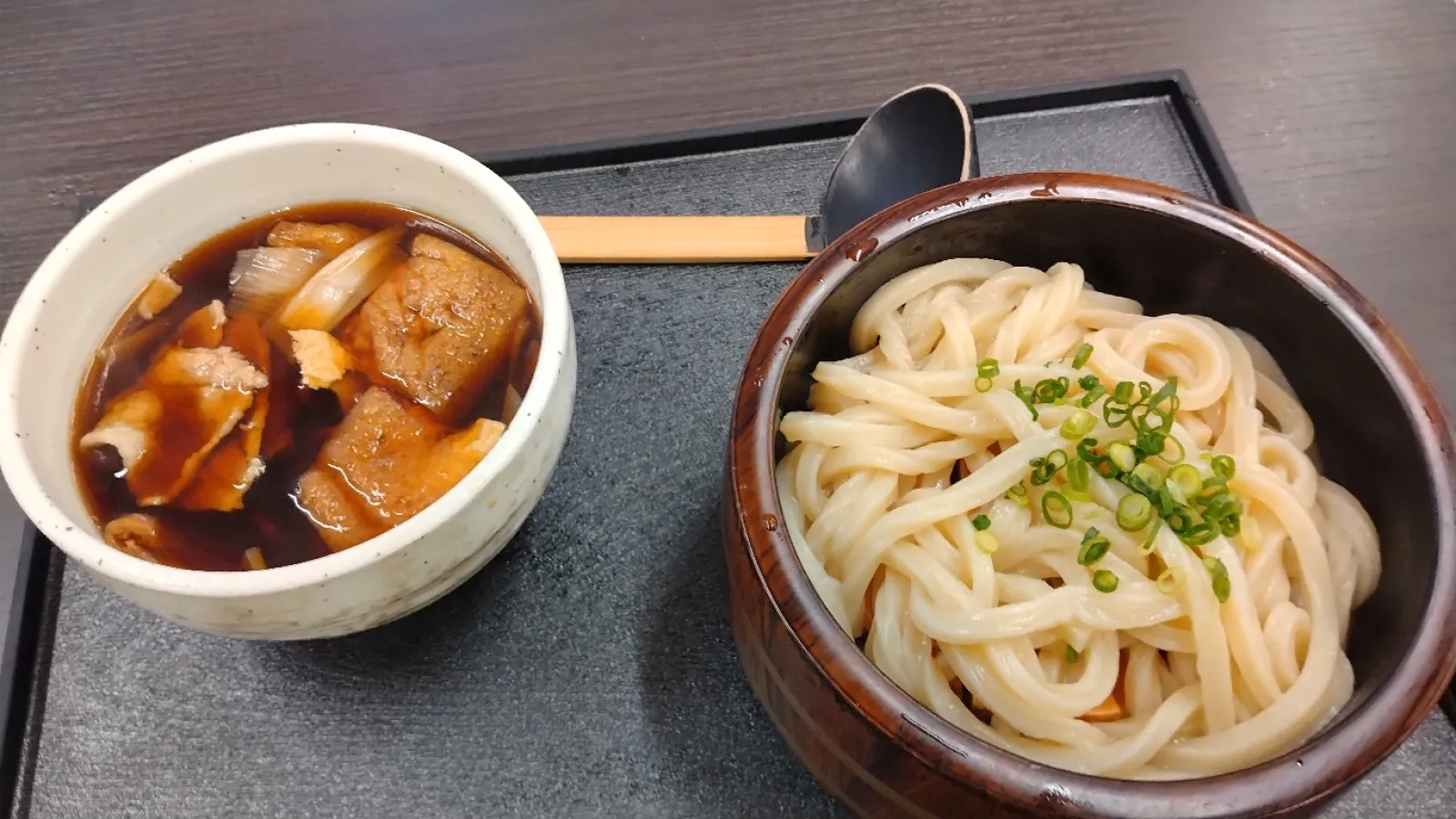 しかしお腹の調子がイマイチだったので、いつもの肉汁うどんをチョイス。デフォで熱盛りで出てきます。
麺がモッチモチ♡でした。