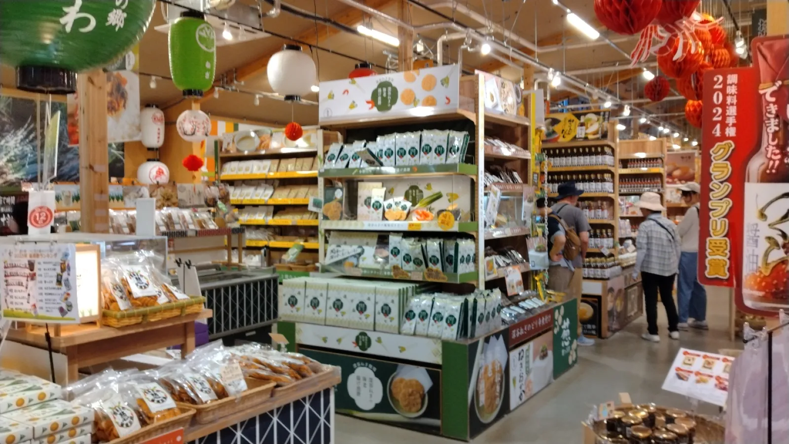 売店には地域の特産品がズラリ。
どれもウマそうです。