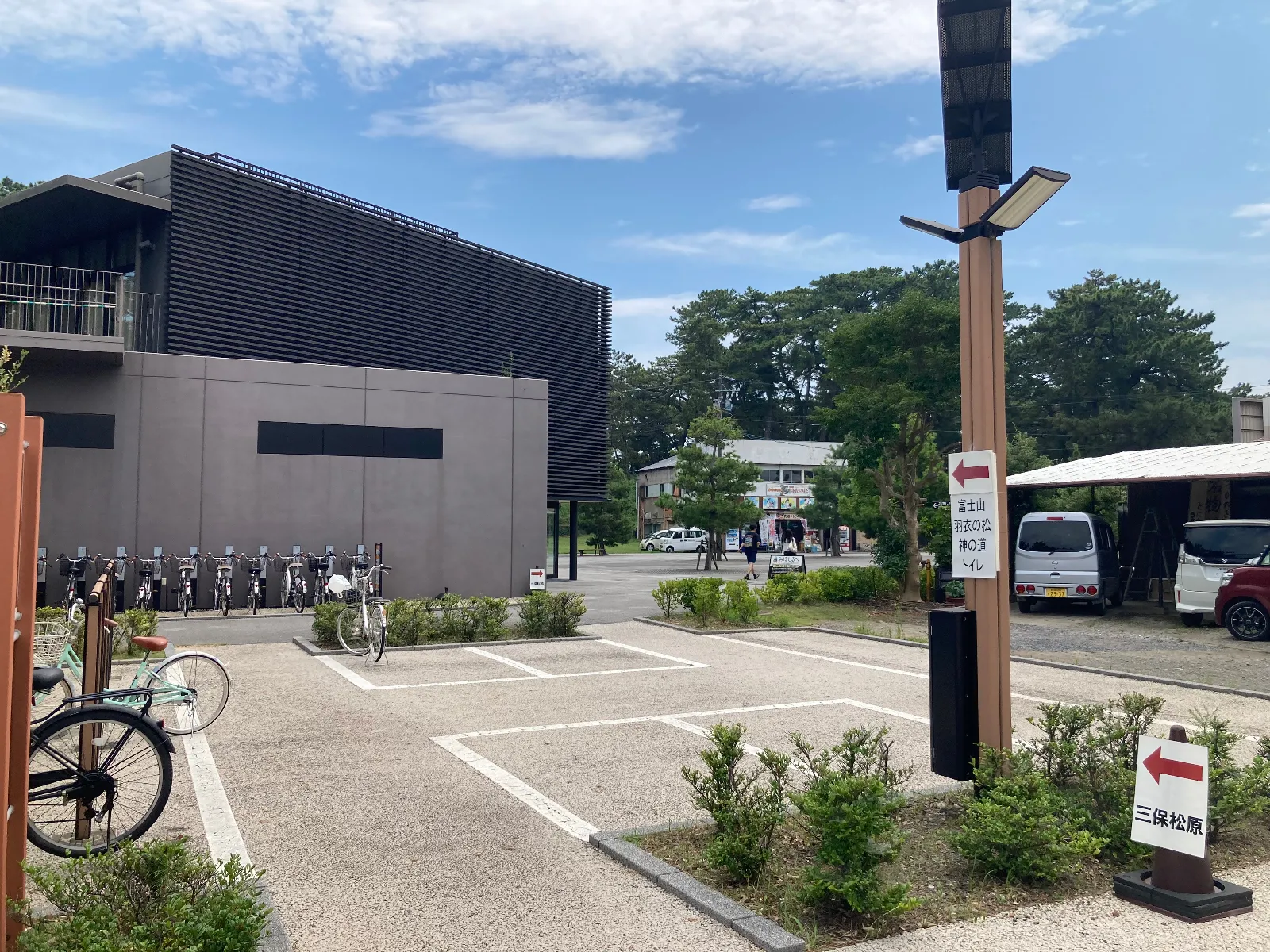 多分、２０年くらいは来ていなかったと思います。説明施設も出来て、広場があり、もちろん駐車場もきれいになり、台数も増えているようです。もともとの土産物屋はほぼ健在でした。

説明施設は無料です、シアターの説明が良かったです。