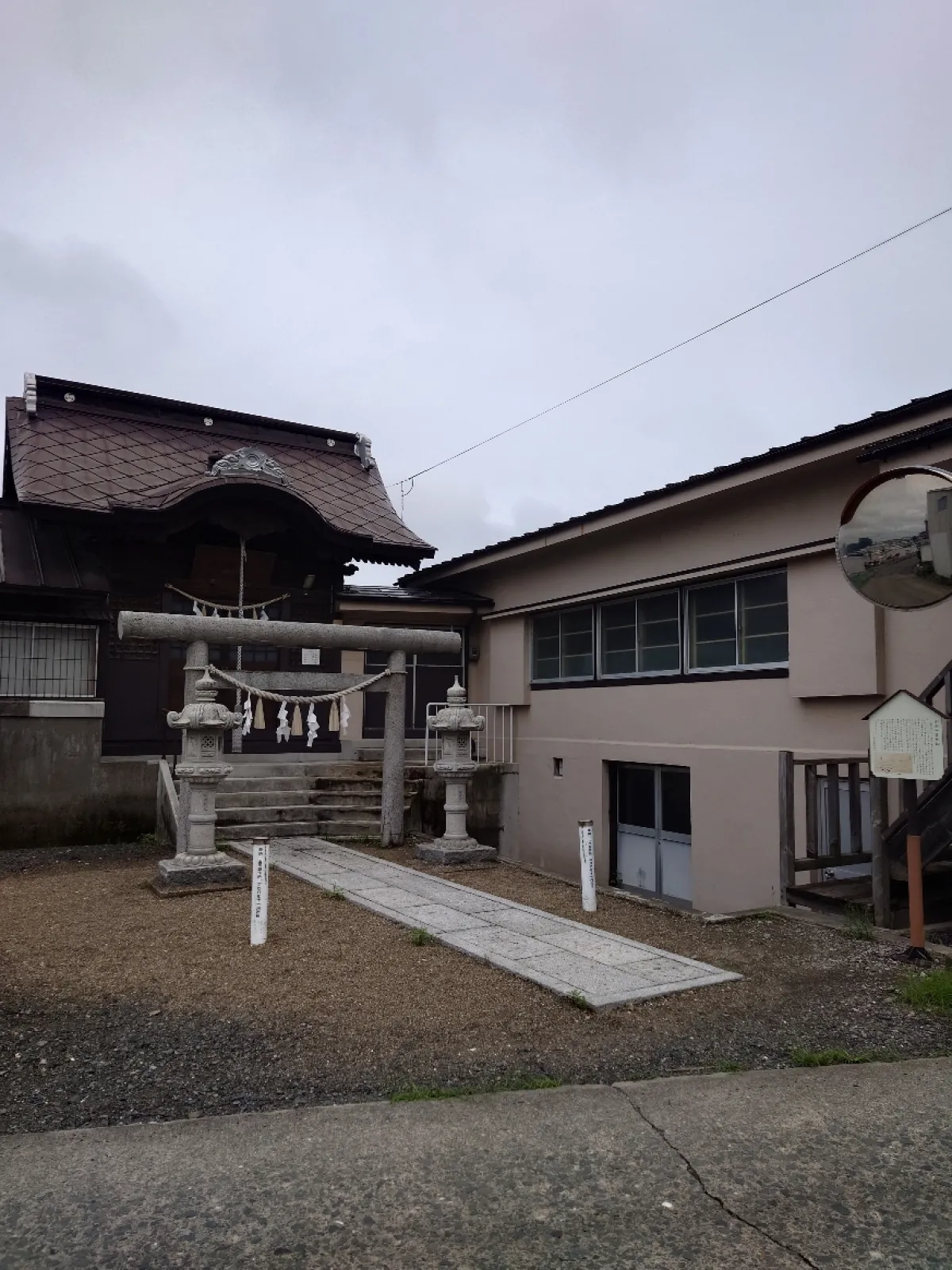 河口の海沿いにある神社です。
無人です。