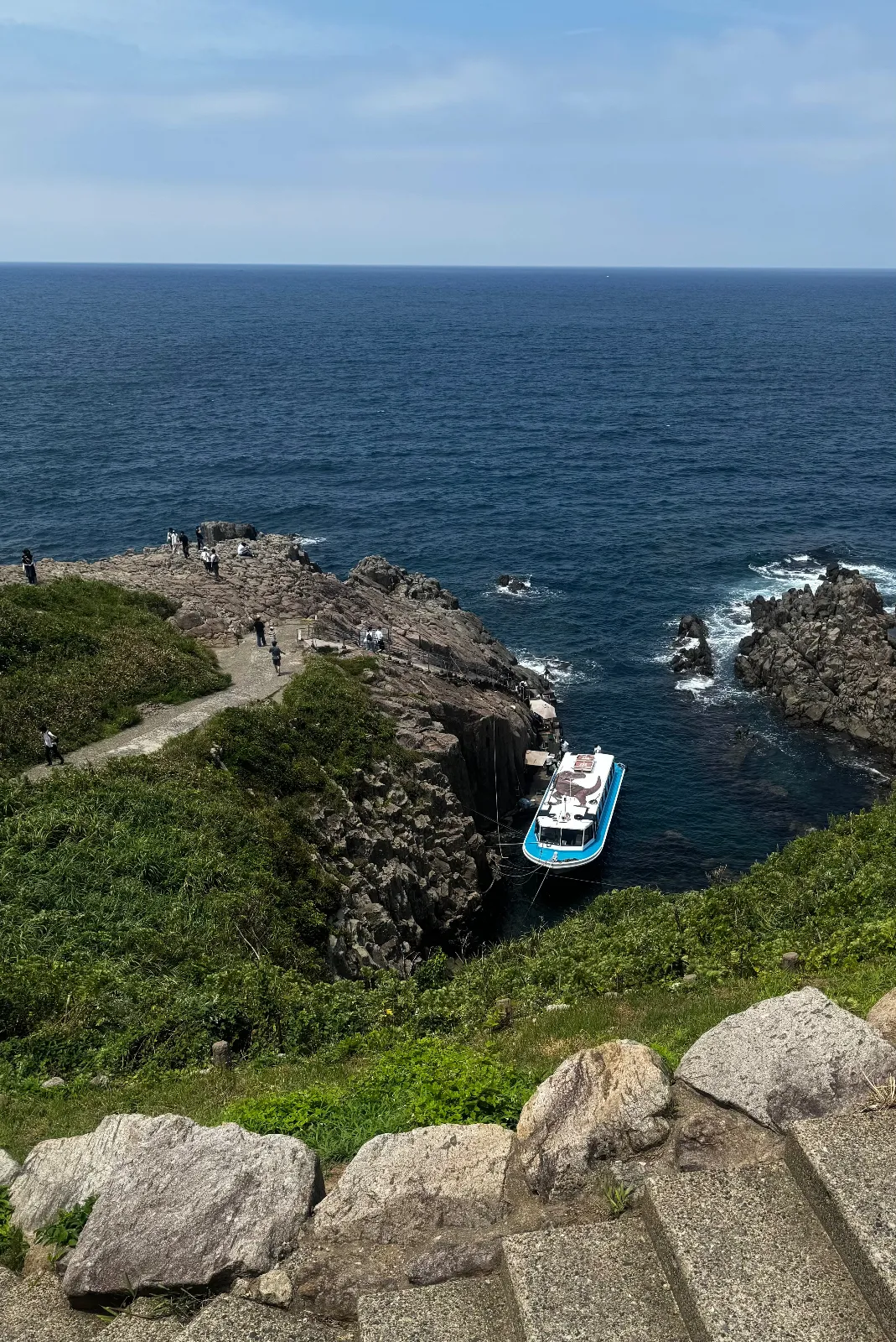 観光船の乗り場へも急な坂を降ります

帰りは登りで大変でした