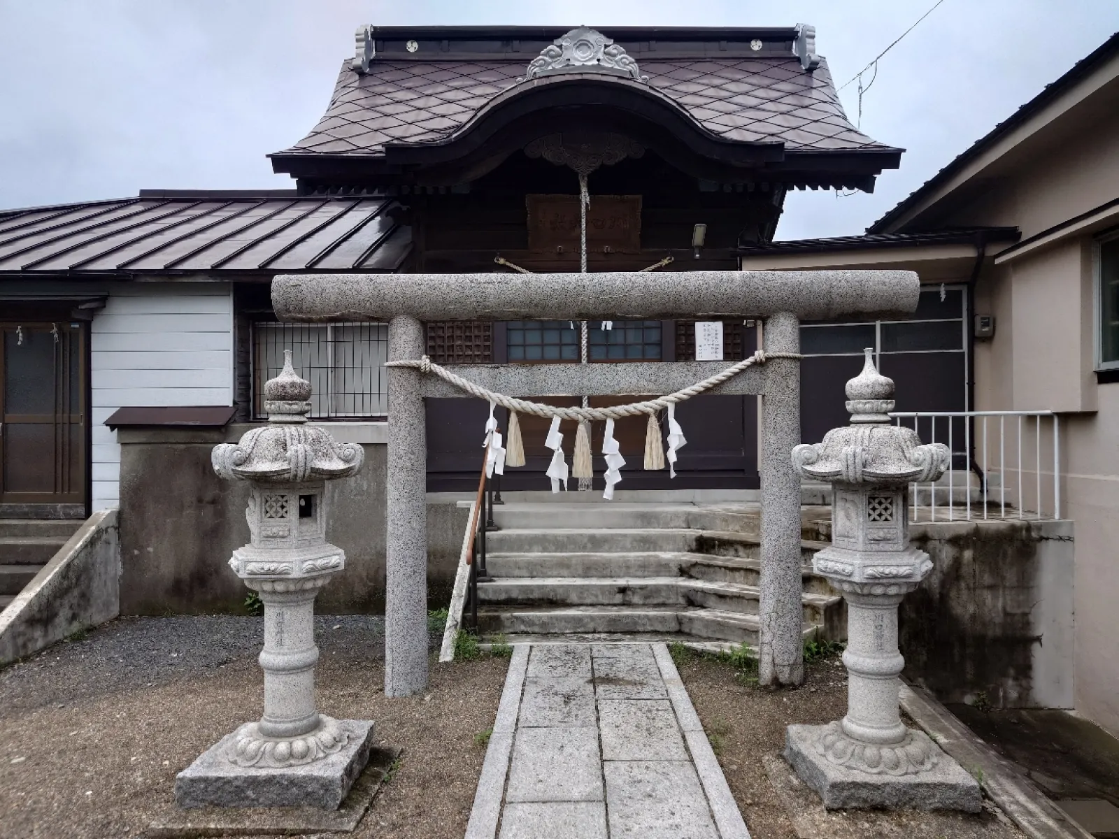 神社の鳥居からの拝殿です。