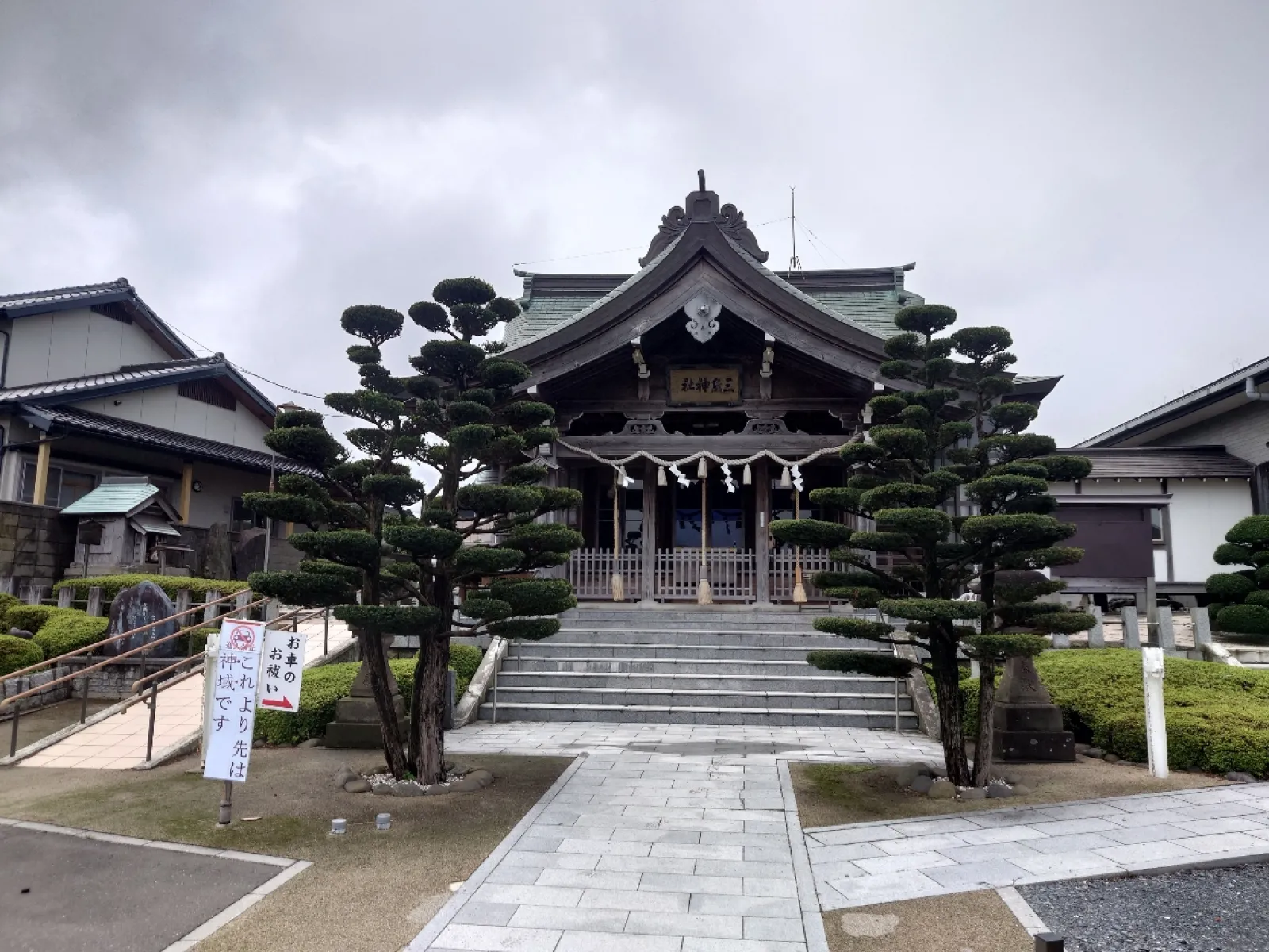 三嶋神社の拝殿です。
社務所は右手奥にあります。