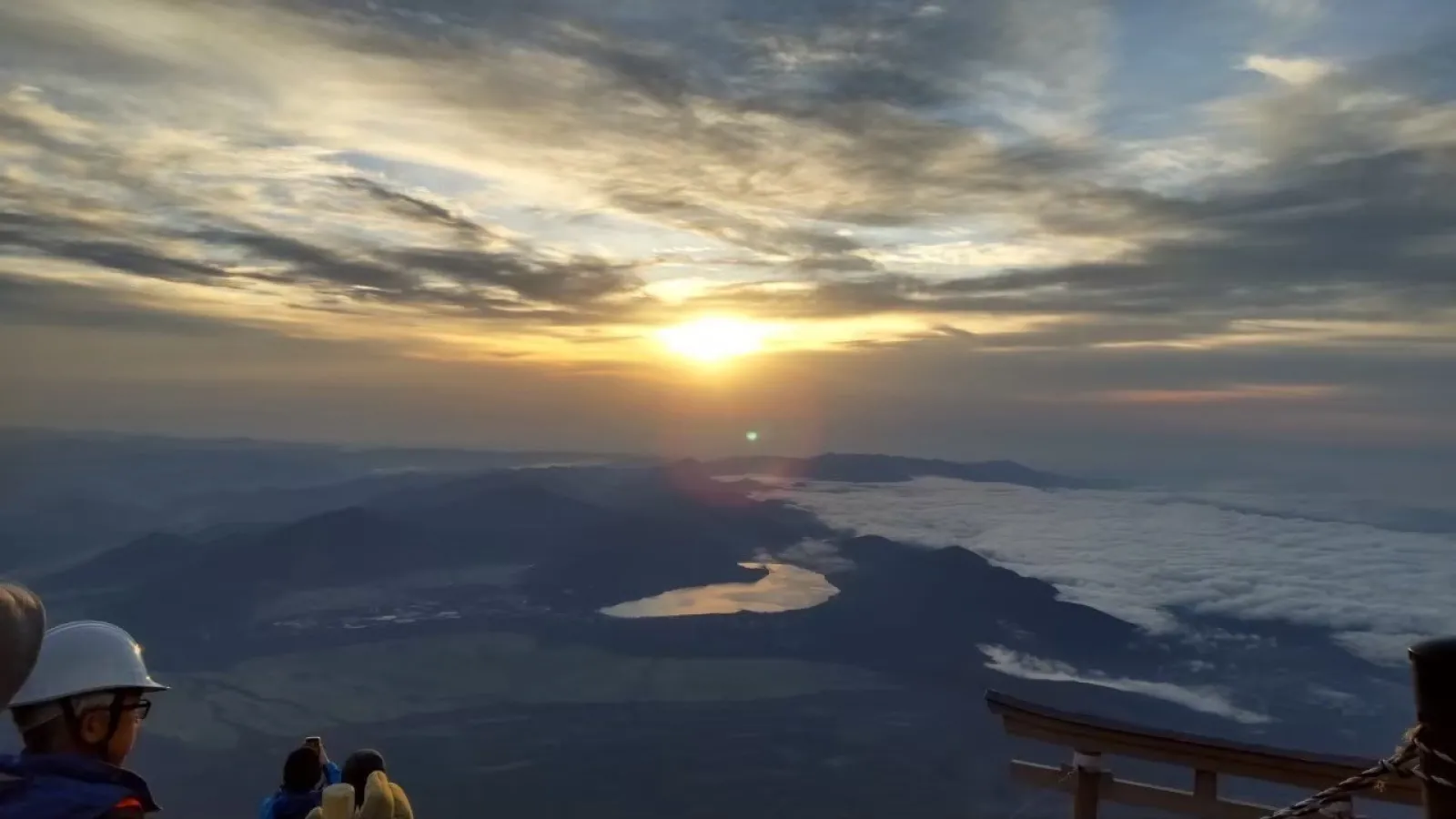 もう3年前だけど、人生最初で最後？の登山が富士山。一生に一度はと思い登ってみたけど、もう二度とごめん😅でも登って良かった(^^)
