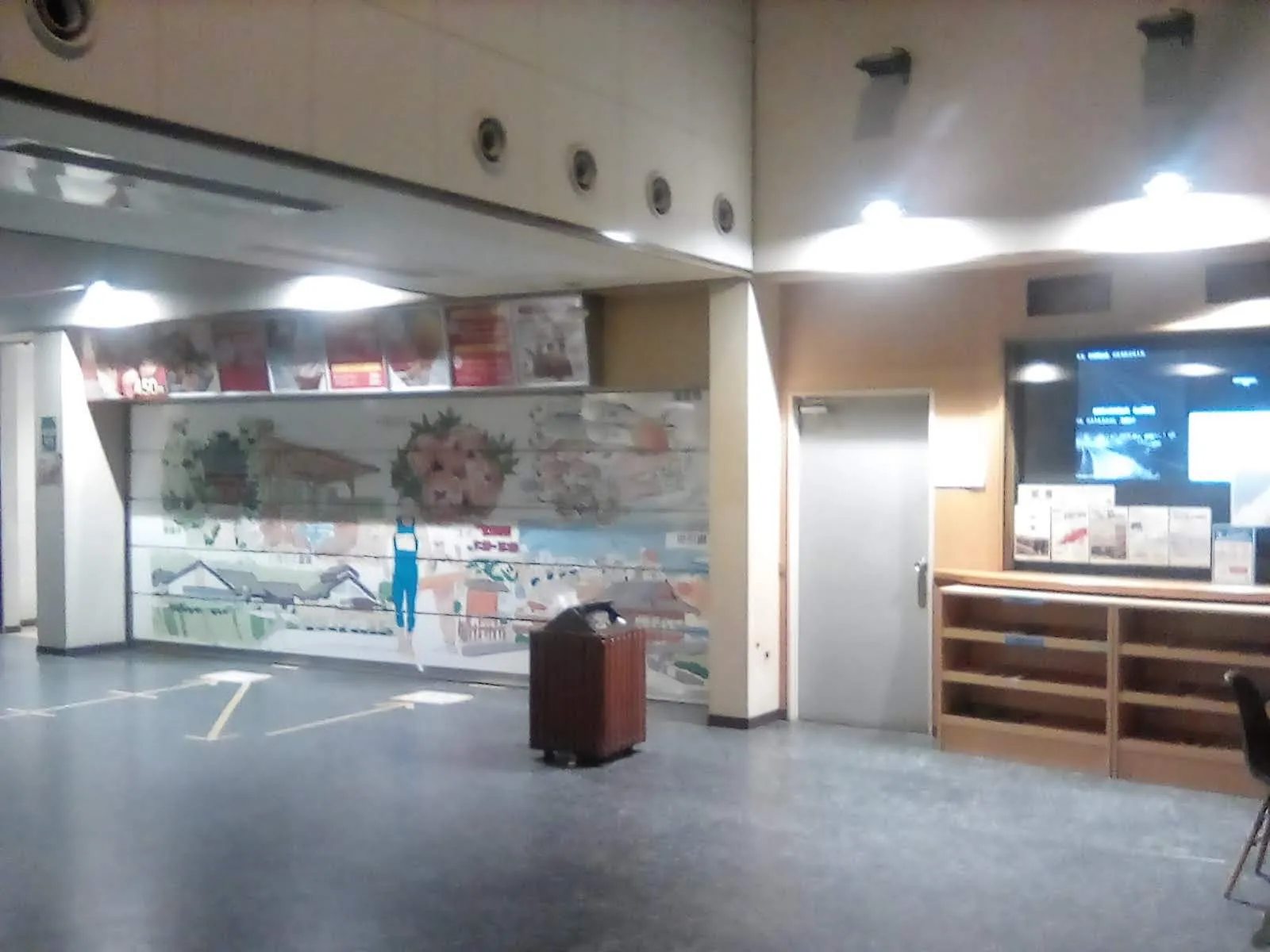 夜間も照明が点灯されたままの建物内に入ることができる。防犯的な面がちょっと心配。