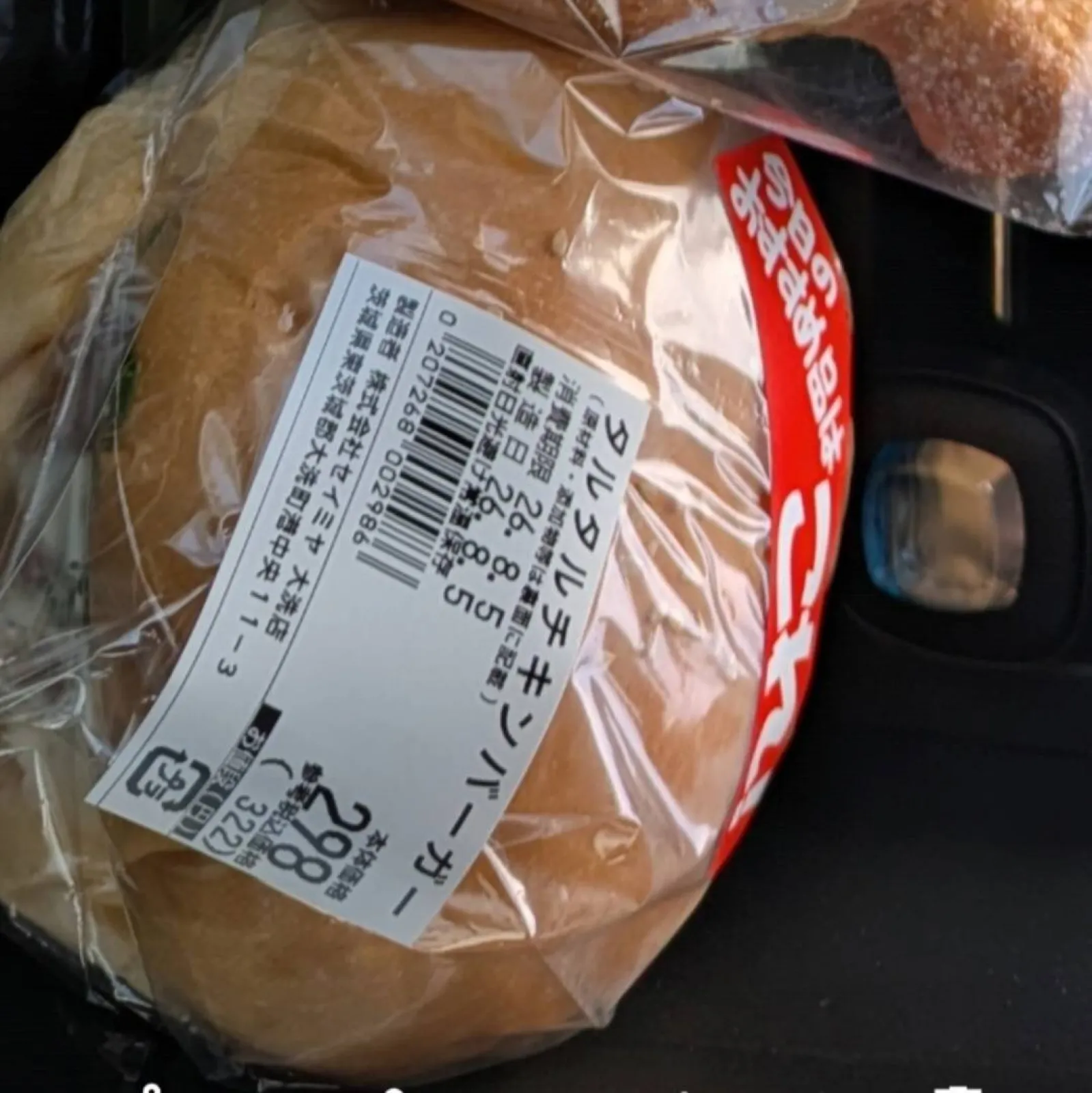 ハンバーガーも種類豊富で今日はチキンタルタル。¥298-なのに具だくさんで大きい！後ろに車のファブリーズが写ってるので大きさの比較すると分かります。
どちらもおすすめ！美味しくてコスパ最強