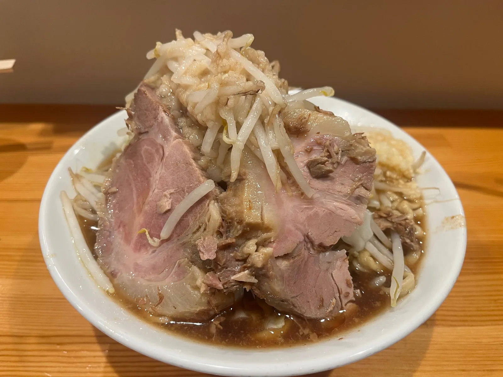 仙台の八幡にある二郎系のラーメン屋

ヤサイはコールしなくてもこの盛り
スープは非乳化系でビジュアルに反して全くくどさがありません

過去色々あったお店ですが、再出発を応援しています