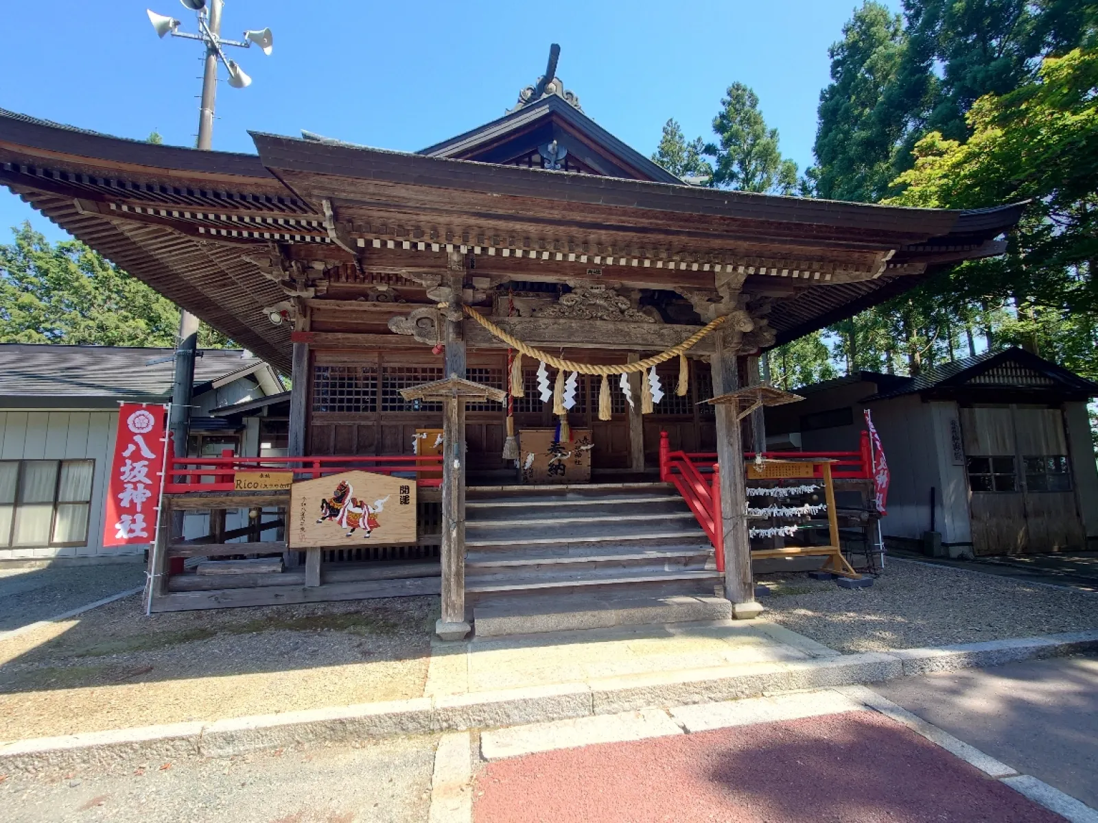 拝殿はよい雰囲気ですね。