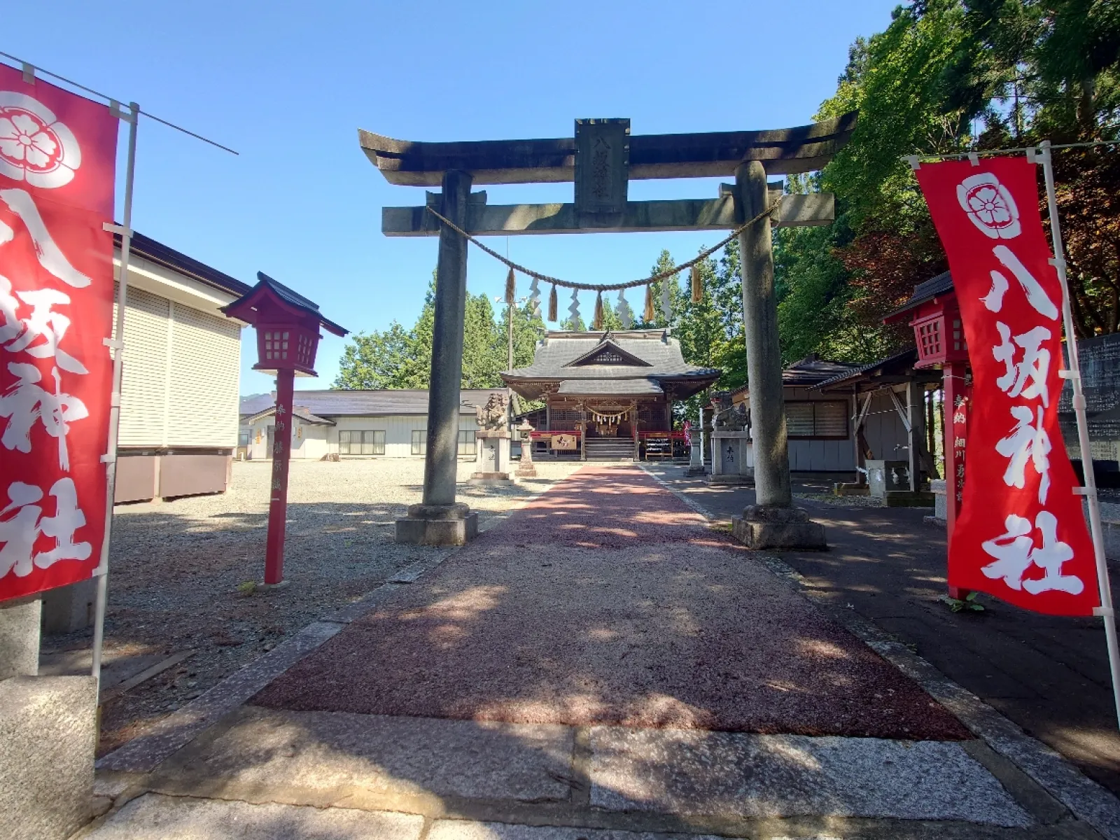 坂道の参道を登ると少し小高い丘の上に拝殿があります。