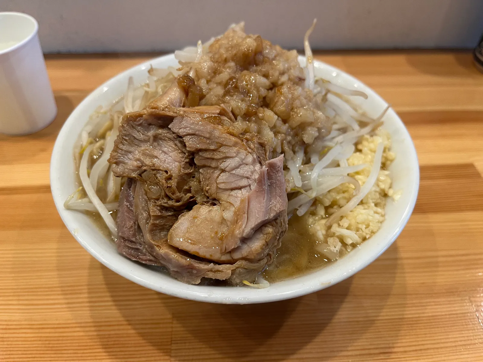 仙台港方面の二郎系のラーメン屋さん

俺の生きる道系列で、味の染みたアブラは是非コールでトッピングしてほしいです