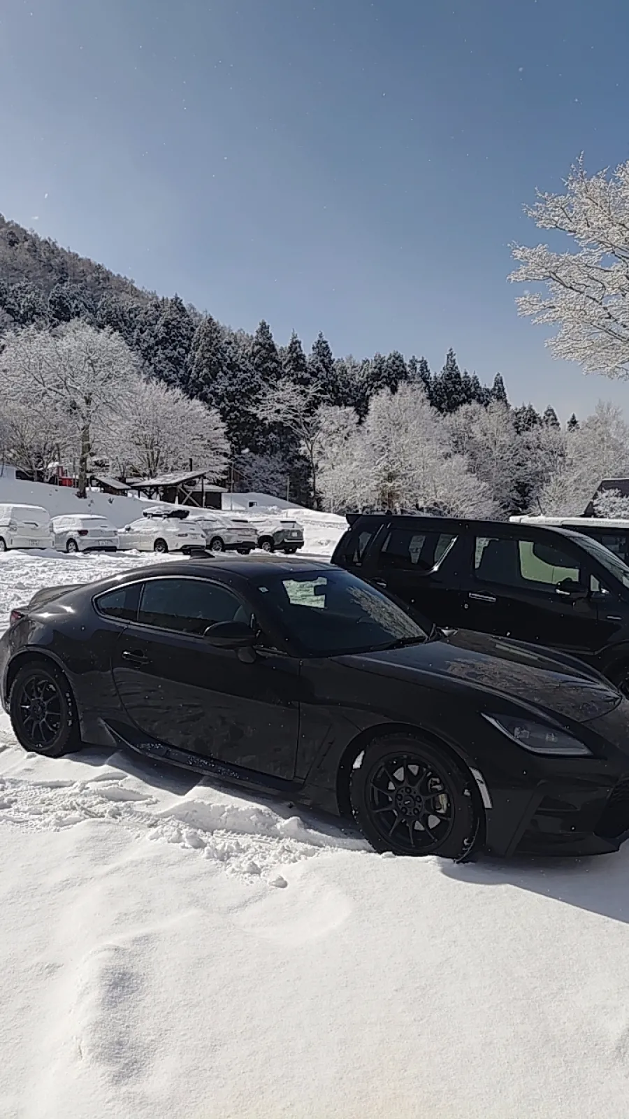 FRで雪道。
帰り駐車場から出れなくて、立命館大学スキー部の方々に押してもらいました。親切な学生さん達に感謝！