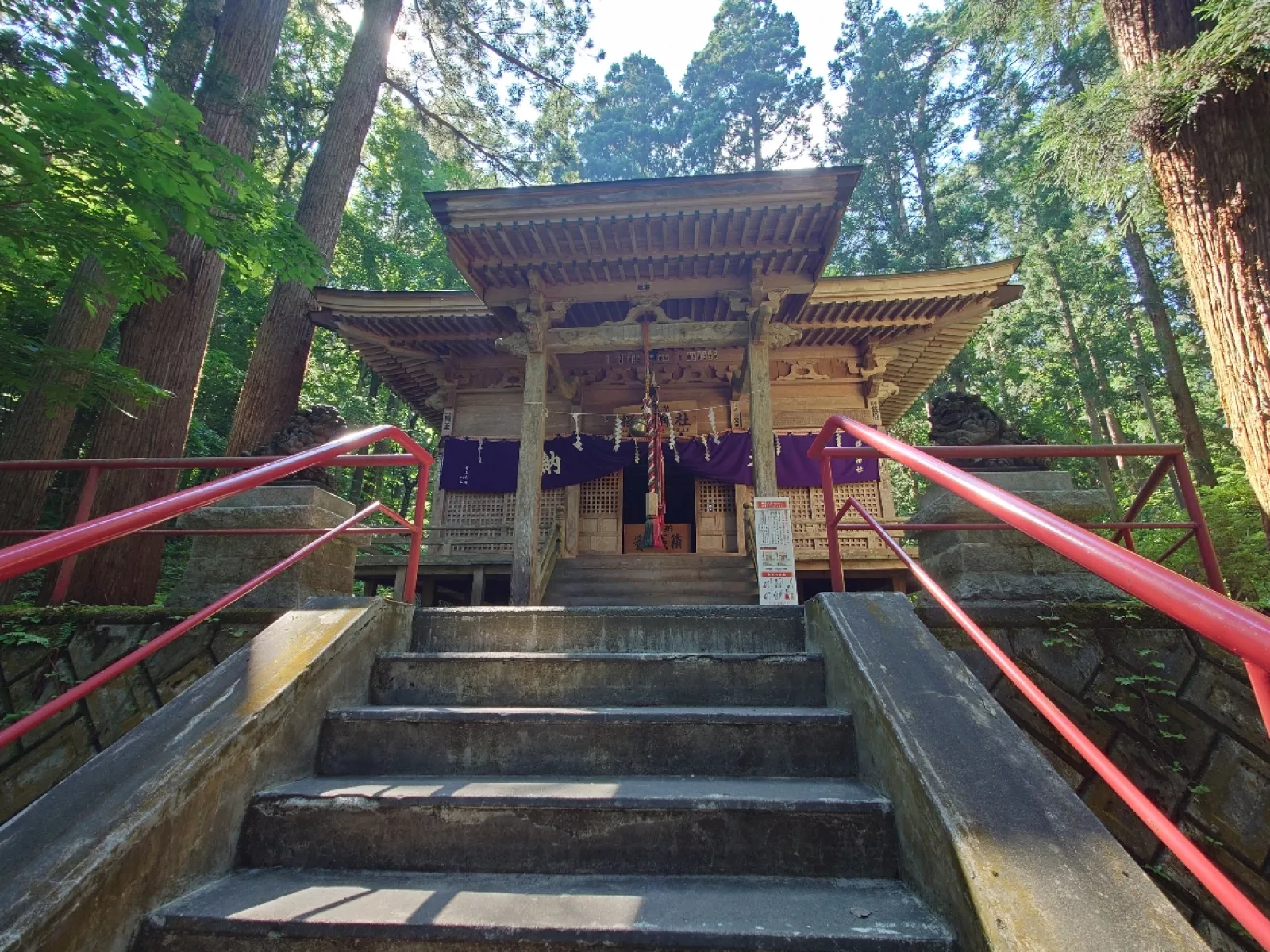不動の滝に行く途中に櫻松神社があります。
普段は無人の様でした。