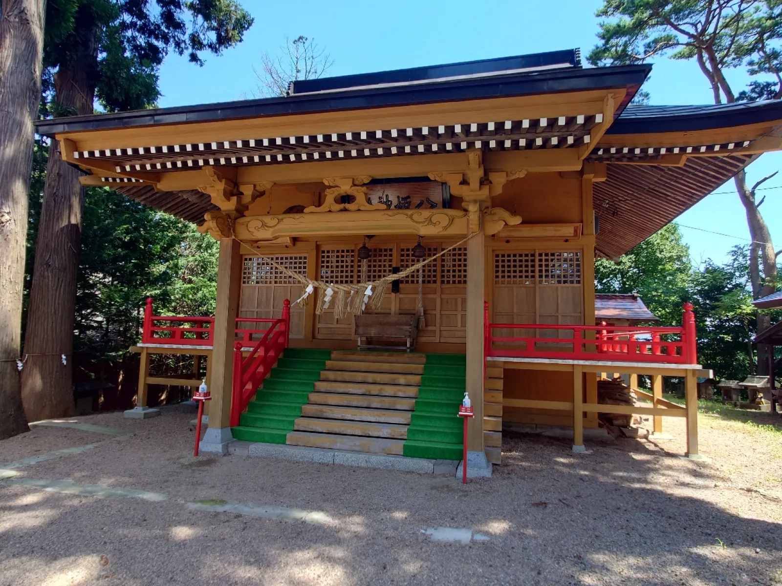 建て替えしたのかちょっと新しい感じの拝殿でした。