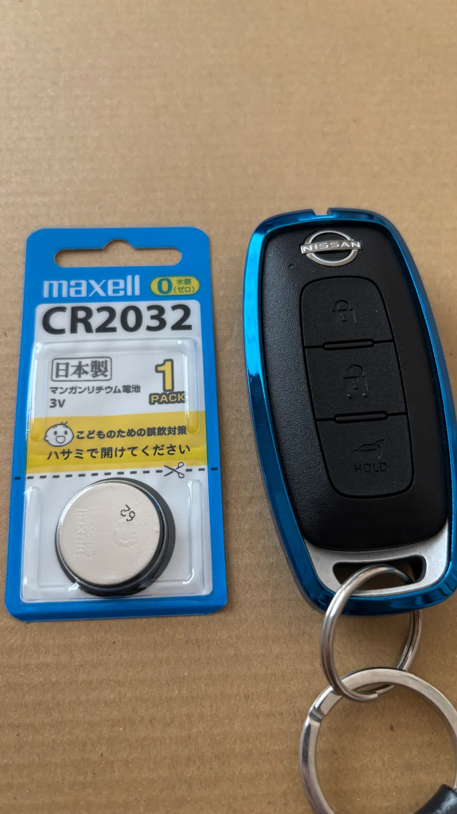 スマートキーの電圧低下のメッセージが出たので交換。電池はCR2032H。
電池交換してもメッセージが消えないことがあるので、メインとサブキーの両方交換することをお勧めします。