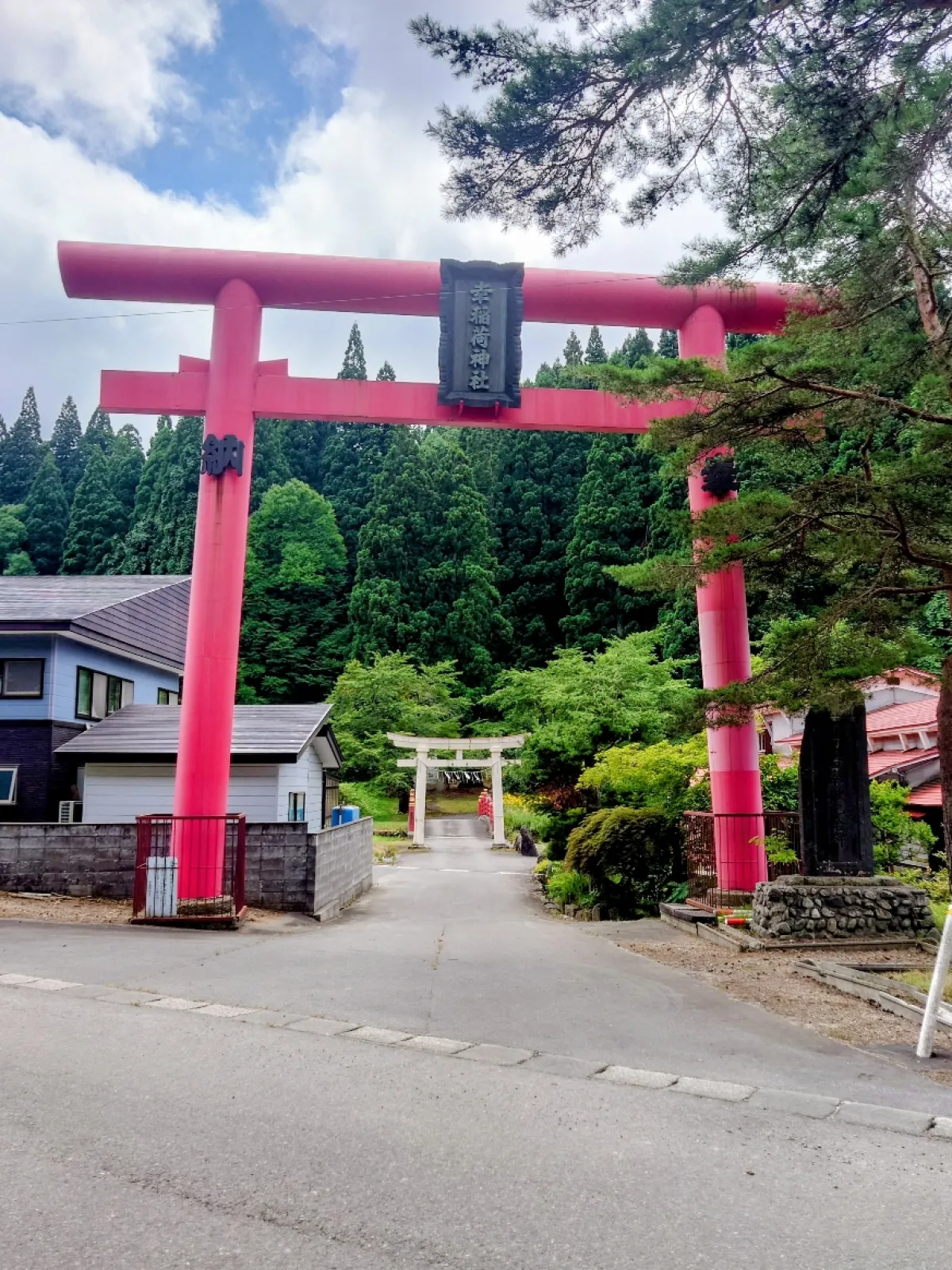 秋田県鹿角市をスタンプ・ラリーで走行中に大きな鳥居を見かけたら「幸福稲荷神社」と書かれていた。
ちょっと気になってナビで検索して探してみました。