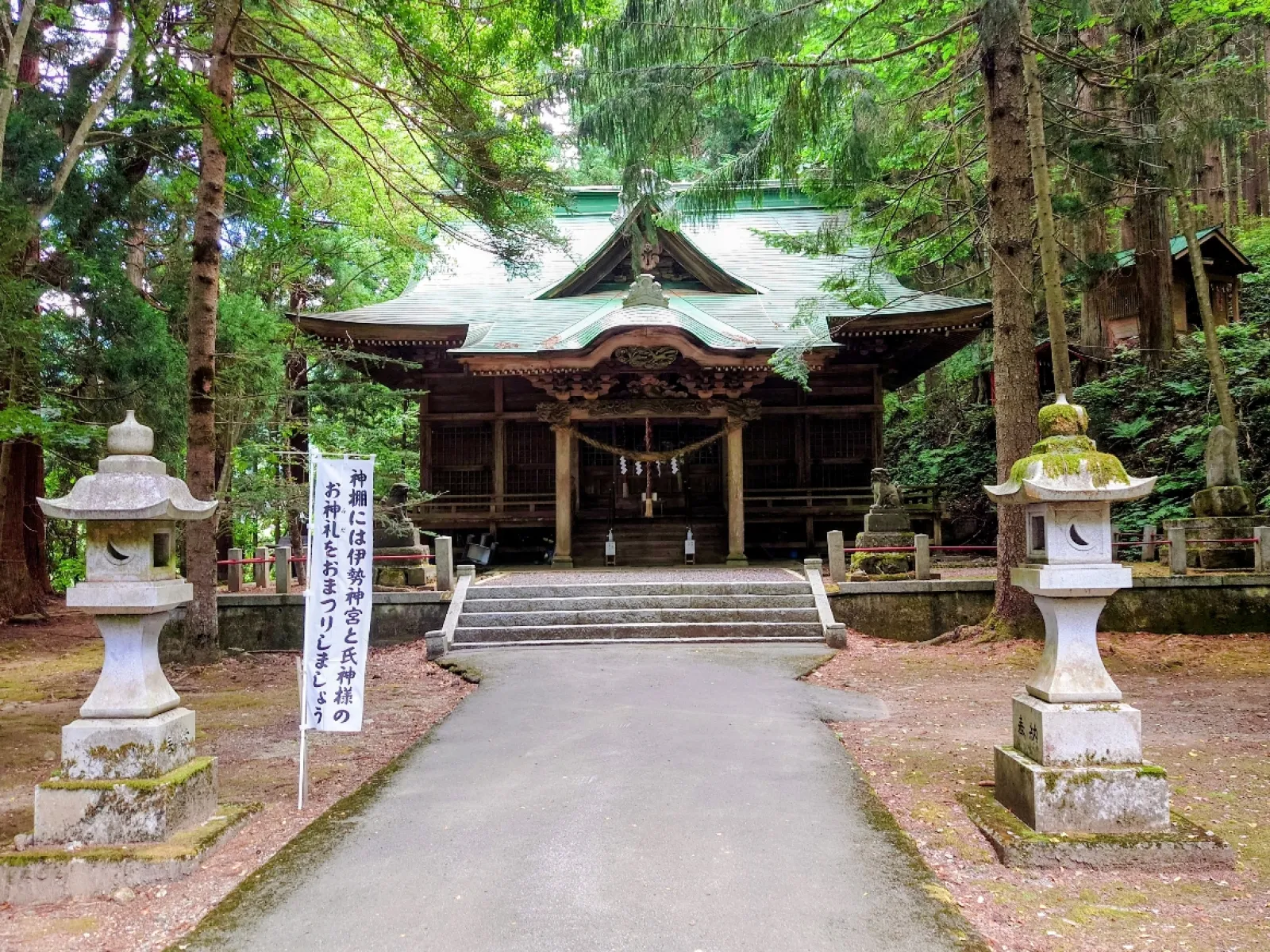 やっと着いた拝殿です。
境内には多くの祠が祀られていてお賽銭が無くなってしまいました。