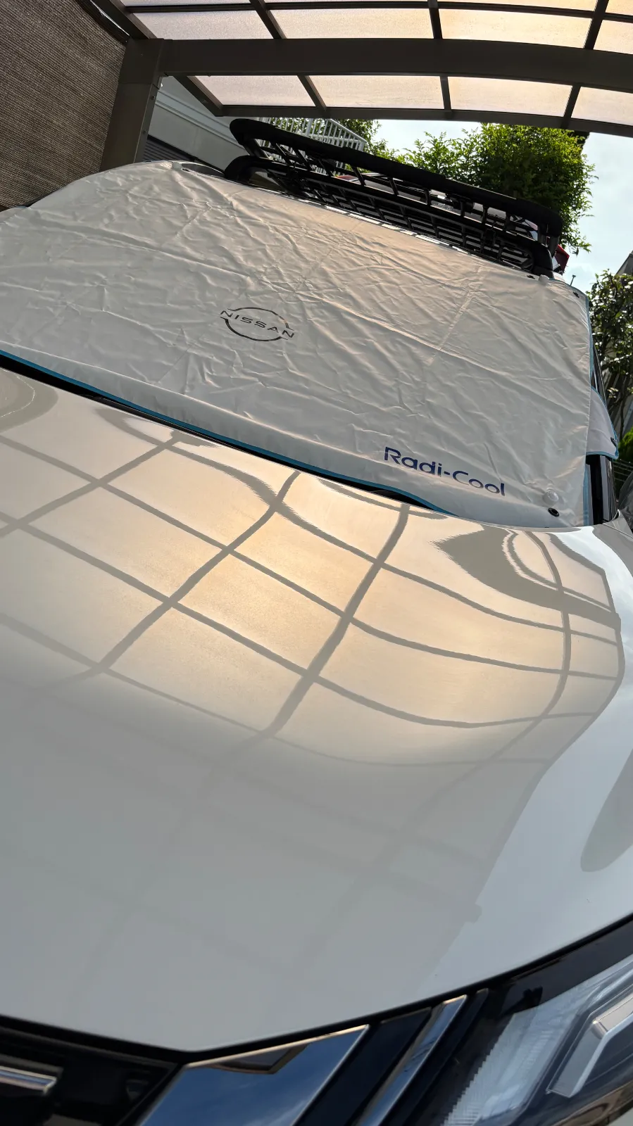 結構効果ありますよ。

日産純正オプションの「Radi-Cool（ラディクール）」は、世界初の放射冷却メタマテリアル技術を採用した高機能アイテムです。太陽光を反射するだけでなく熱を宇宙に放出し、一般的な製品に比べて車内温度やタープ内の上昇を10度以上も大きく抑えます。エクストレイル（T33型など）向けにはサンシェードやカーサイドタープが用意されています。