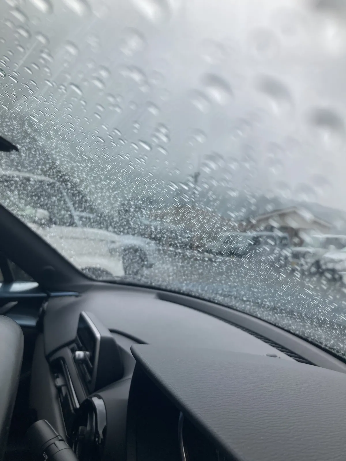 外はかなりの雨☔です。